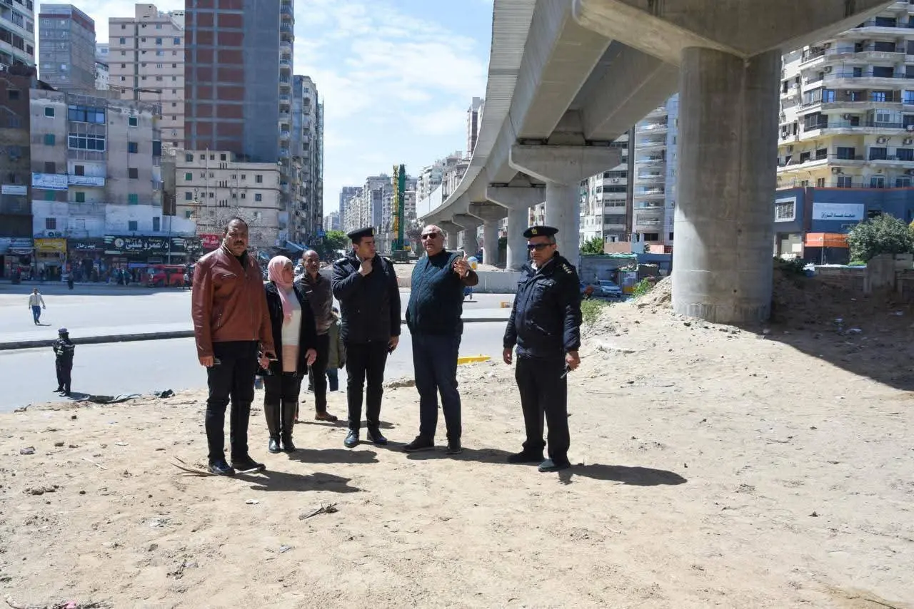 محافظ الاسكندرية : دراسة فتح محاور مرورية عرضية جديدة لتخفيف التكدسات المرورية - 1000277645
