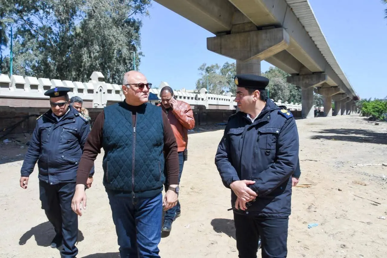 محافظ الاسكندرية : دراسة فتح محاور مرورية عرضية جديدة لتخفيف التكدسات المرورية - 1000277646
