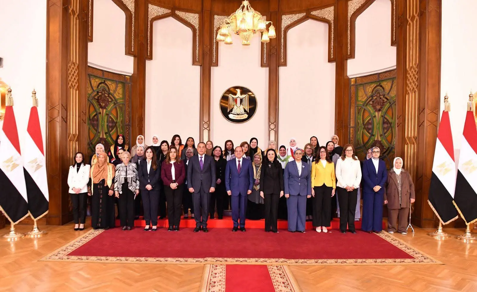 الرئيس يتوسط صورة تذكارية للمشاركين في لقاء المرأة المصرية والأم المثالية