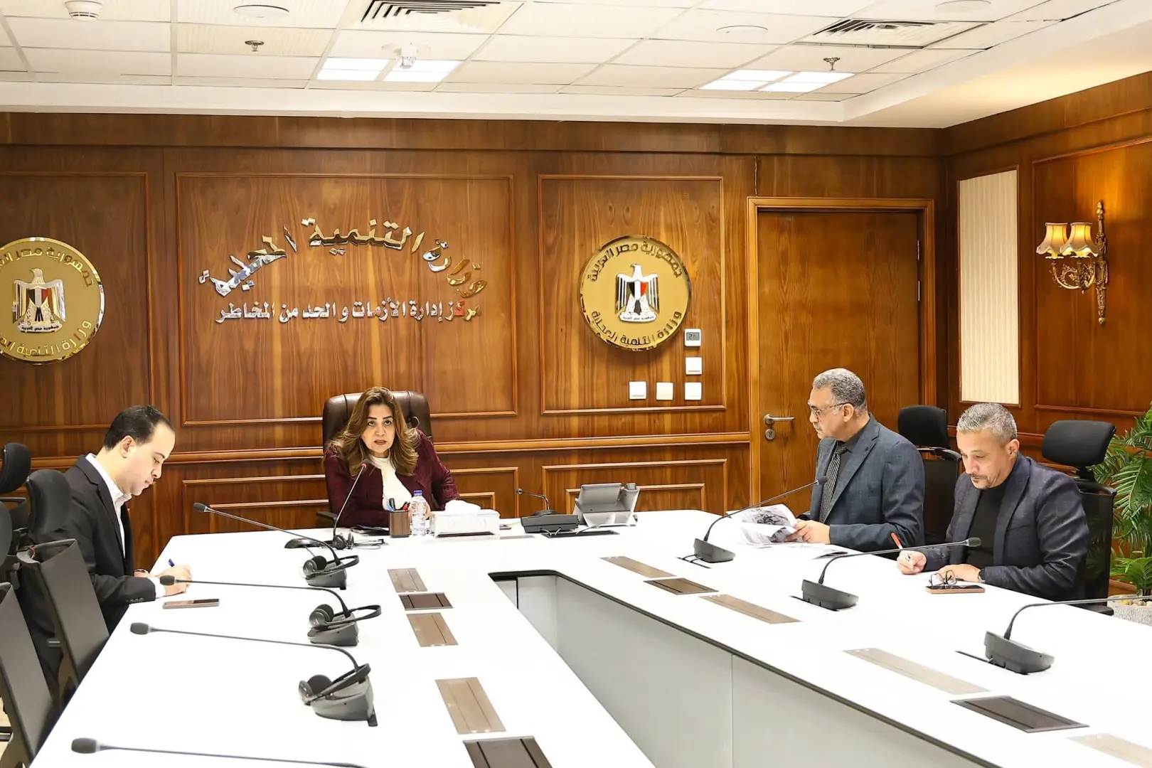 وزيرة التنمية المحلية  تتابع جهود المحافظات في التعامل مع مياه الأمطار وسوء الأحوال الجوية
