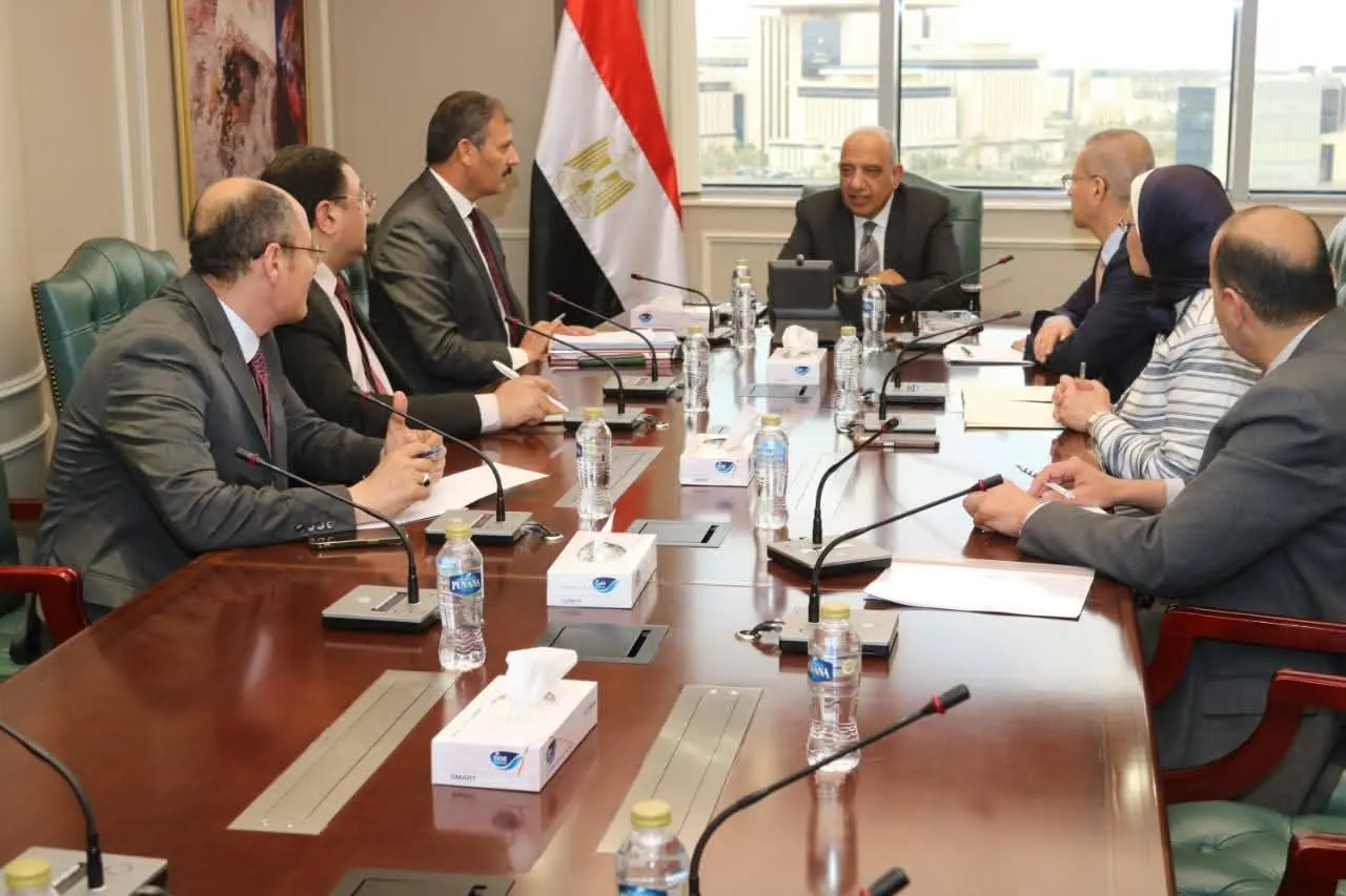 وزير الكهرباء يجتمع بخلية إدارة الأزمة، ويتابع خطة تشغيل تأمين الشبكة الموحدة - 1000280356