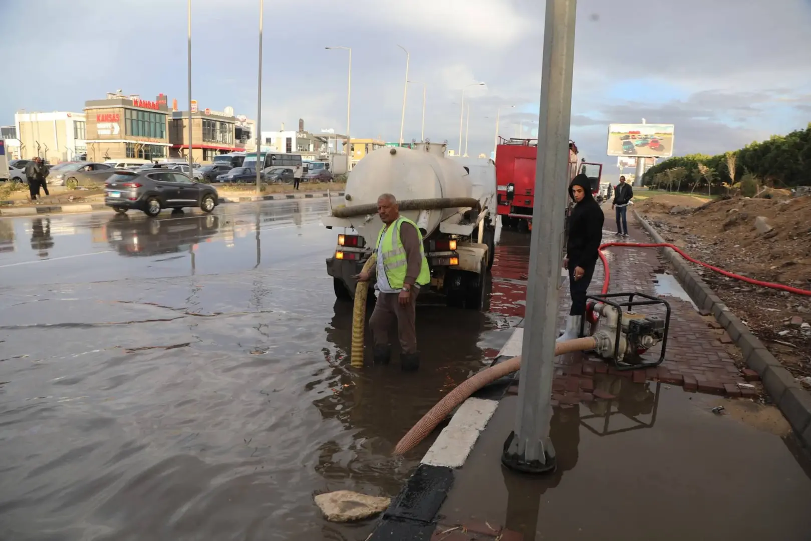 محافظ الجيزة يتابع ميدانيًا شفط مياه الأمطار بطرق الواحات والصحراوي والدائري و ٢٦ يوليو - 1000280528