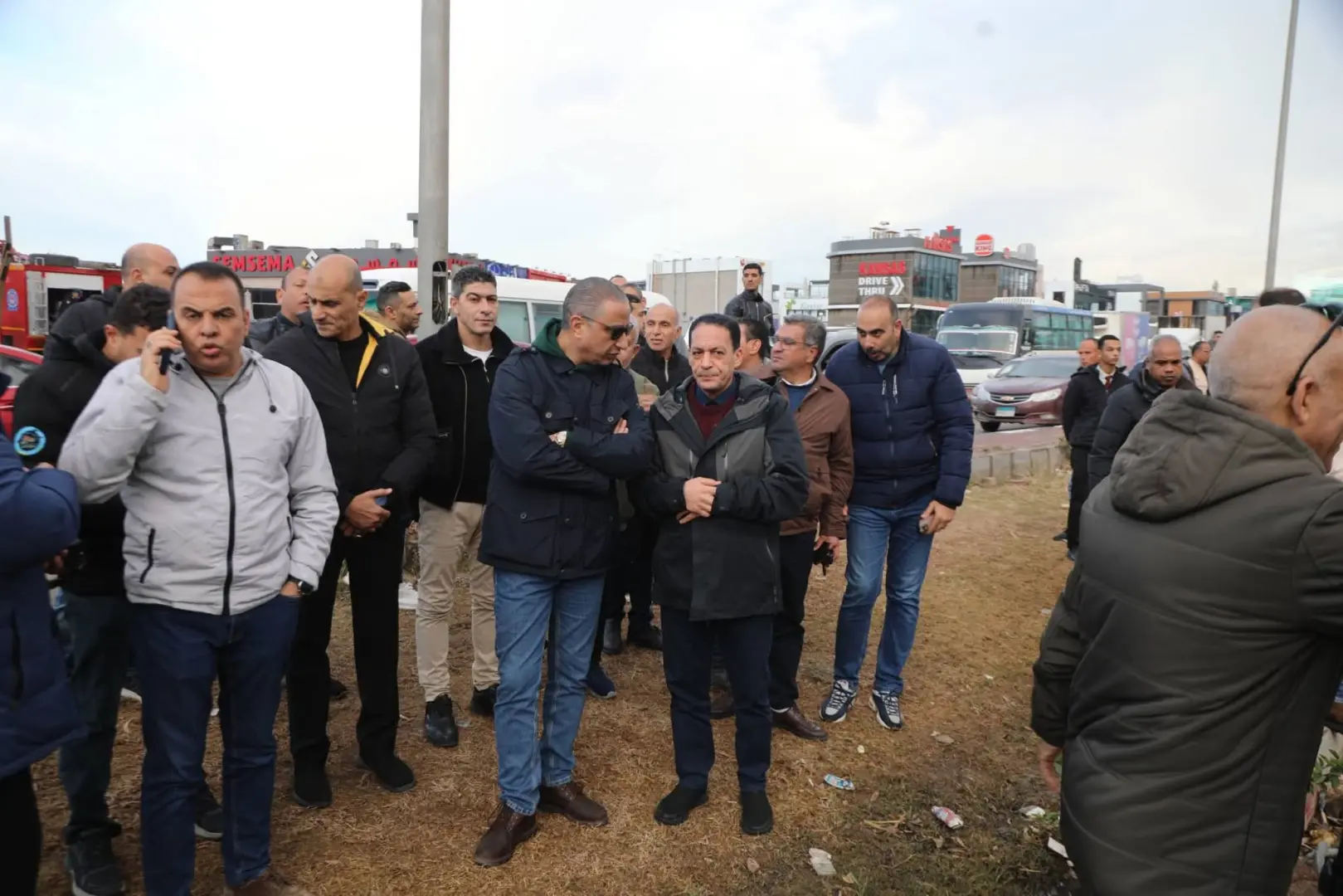 محافظ الجيزة يتابع ميدانيًا شفط مياه الأمطار بطرق الواحات والصحراوي والدائري و ٢٦ يوليو - 1000280529