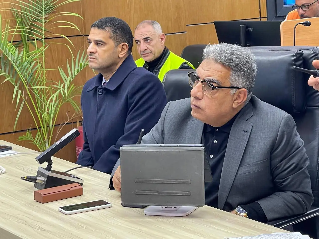 محافظ الدقهلية يتابع جهود إزالة تجمعات مياه الأمطار بالمراكز والمدن والأحياء