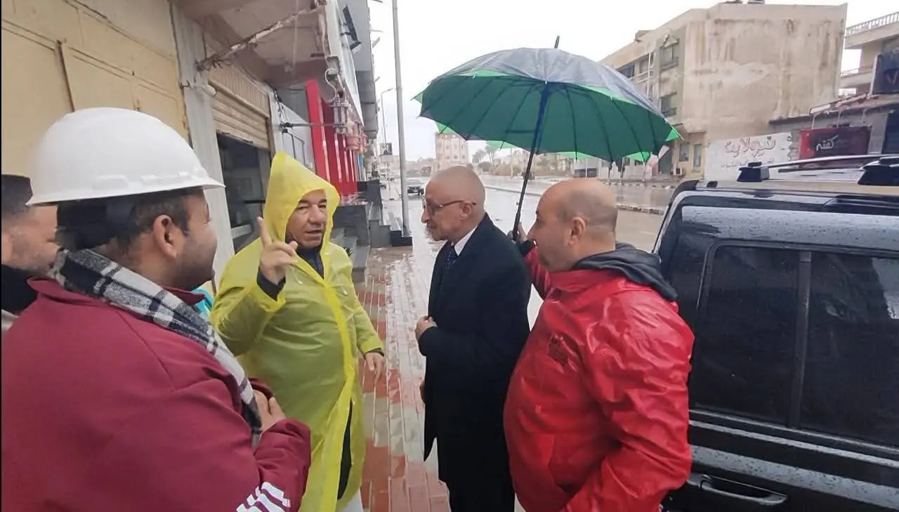 محافظ شمال سيناء يتابع أعمال كسح مياه الأمطار بشوارع العريش - 1000281082