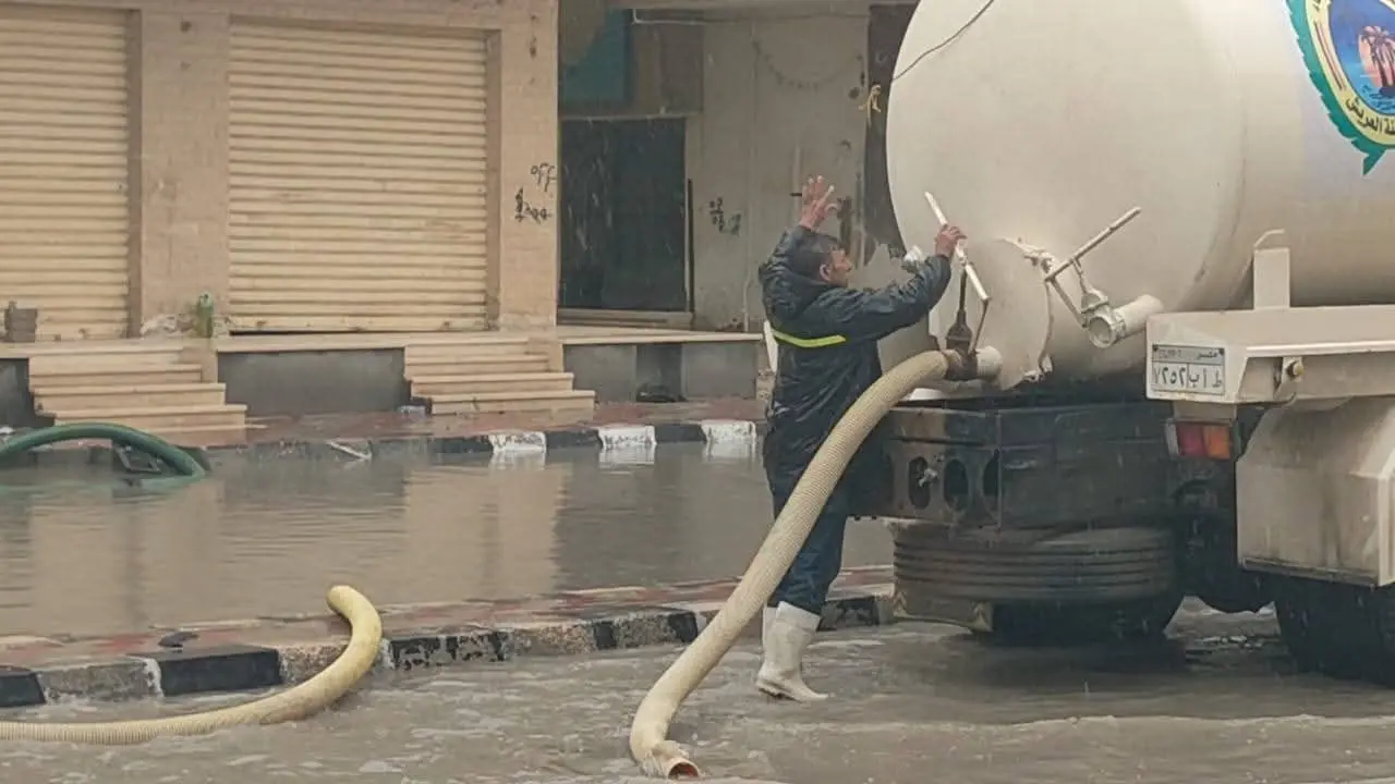 محافظ شمال سيناء يتابع أعمال كسح مياه الأمطار بشوارع العريش - 1000281084