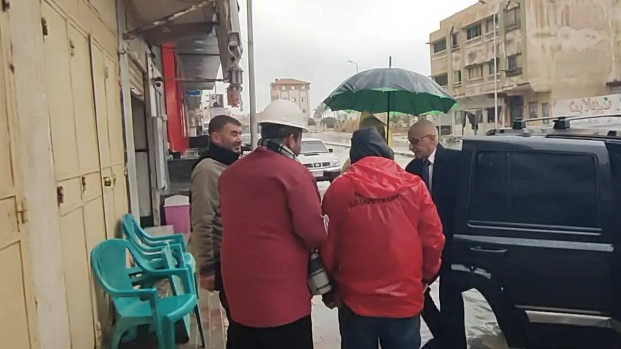 محافظ شمال سيناء يتابع أعمال كسح مياه الأمطار بشوارع العريش - 1000281088