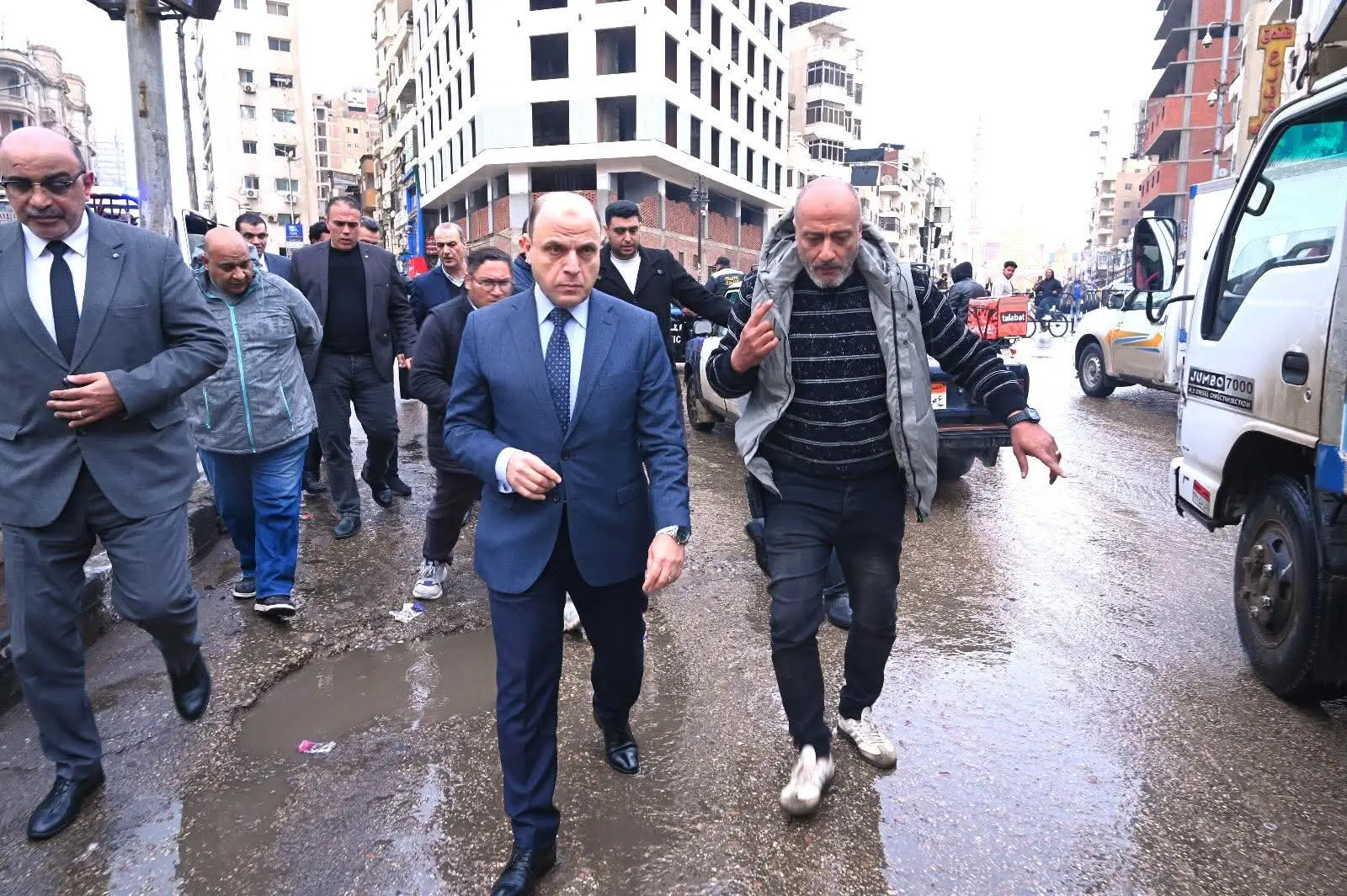 محافظ الغربية يتابع جهود رفع تجمعات مياه الأمطار ويشيد بفرق العمل الميدانية
