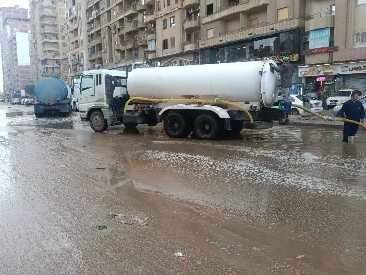 محافظ الغربية يتابع جهود رفع تجمعات مياه الأمطار ويشيد بفرق العمل الميدانية - 1000281128