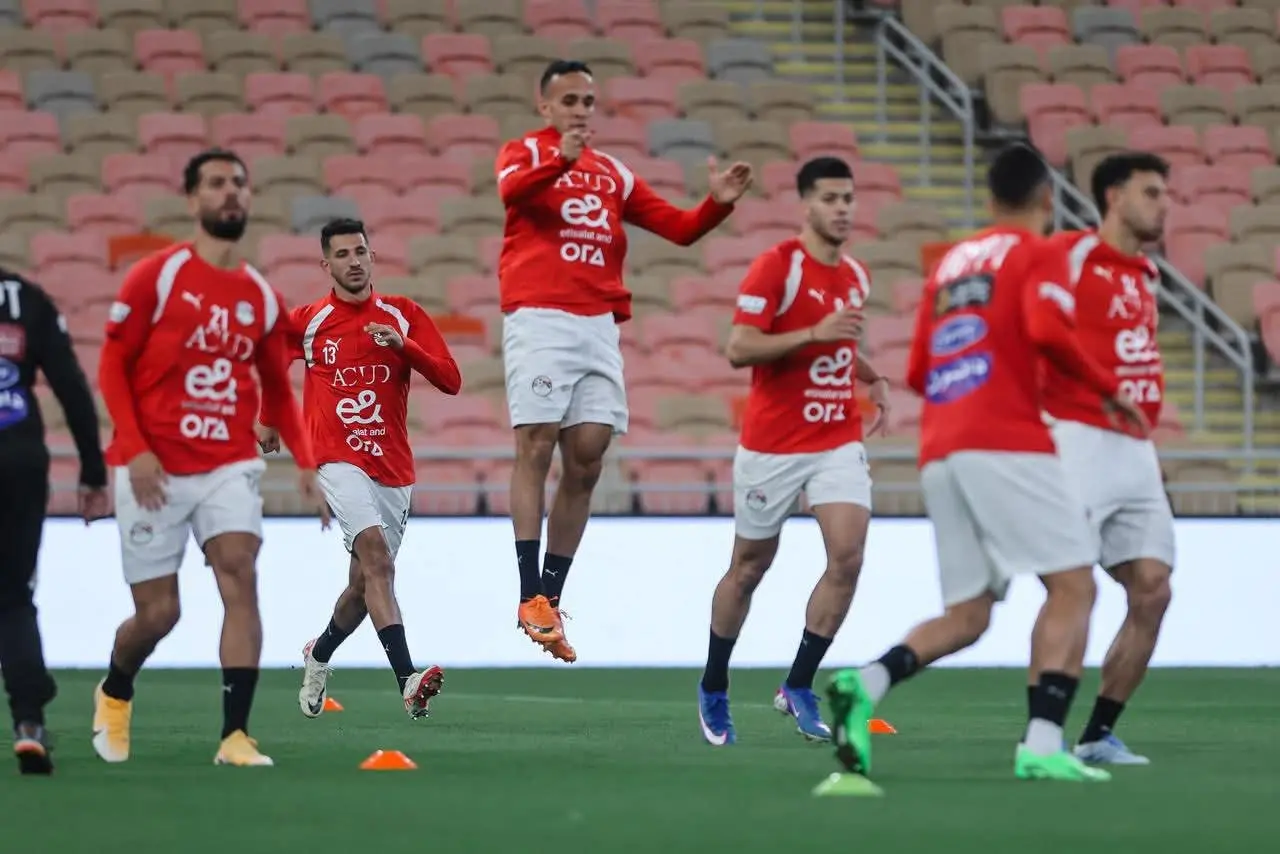 منتخب مصر يختتم تدريباته لمواجهة السعودية غداً.. ووزير الرياضة يجتمع باللاعبين - 1000281520