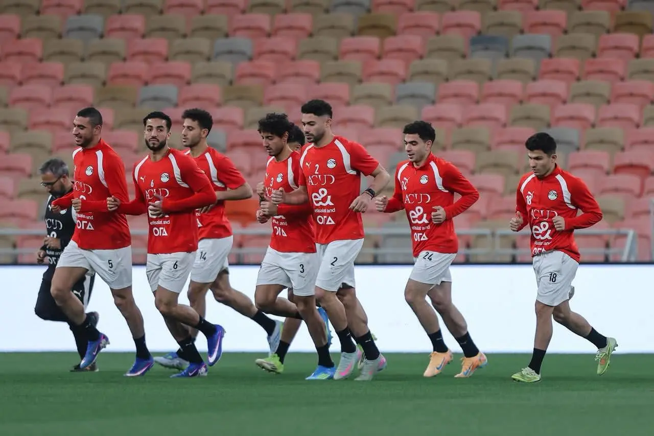 منتخب مصر يختتم تدريباته لمواجهة السعودية غداً.. ووزير الرياضة يجتمع باللاعبين