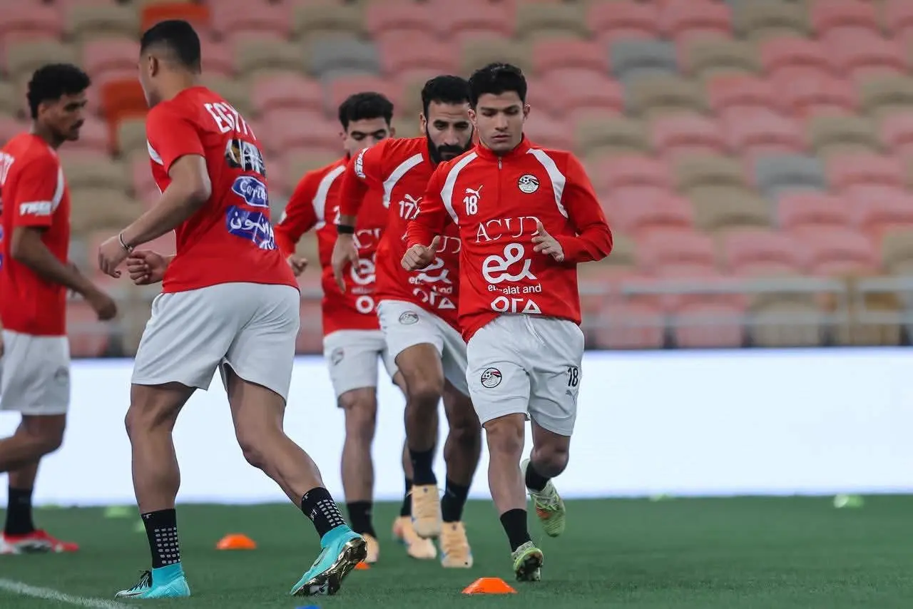 منتخب مصر يختتم تدريباته لمواجهة السعودية غداً.. ووزير الرياضة يجتمع باللاعبين - 1000281524