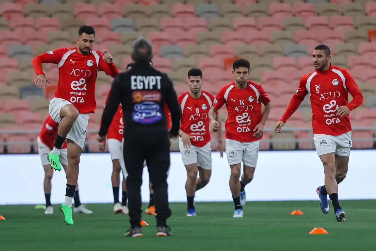 منتخب مصر يختتم تدريباته لمواجهة السعودية غداً.. ووزير الرياضة يجتمع باللاعبين - 1000281526
