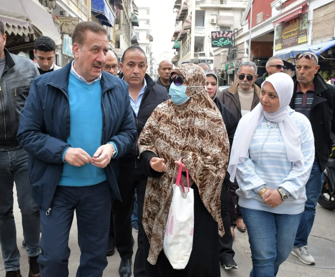 محافظ بورسعيد يفاجئ منطقة "البازار القديم" .. و يشدد على استمرار إزالة الإشغالات وتكثيف النظافة - 1000281942