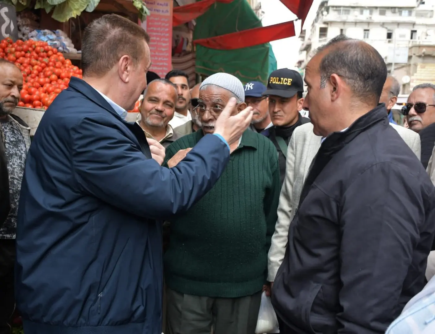 محافظ بورسعيد يفاجئ منطقة "البازار القديم" .. و يشدد على استمرار إزالة الإشغالات وتكثيف النظافة - 1000281943