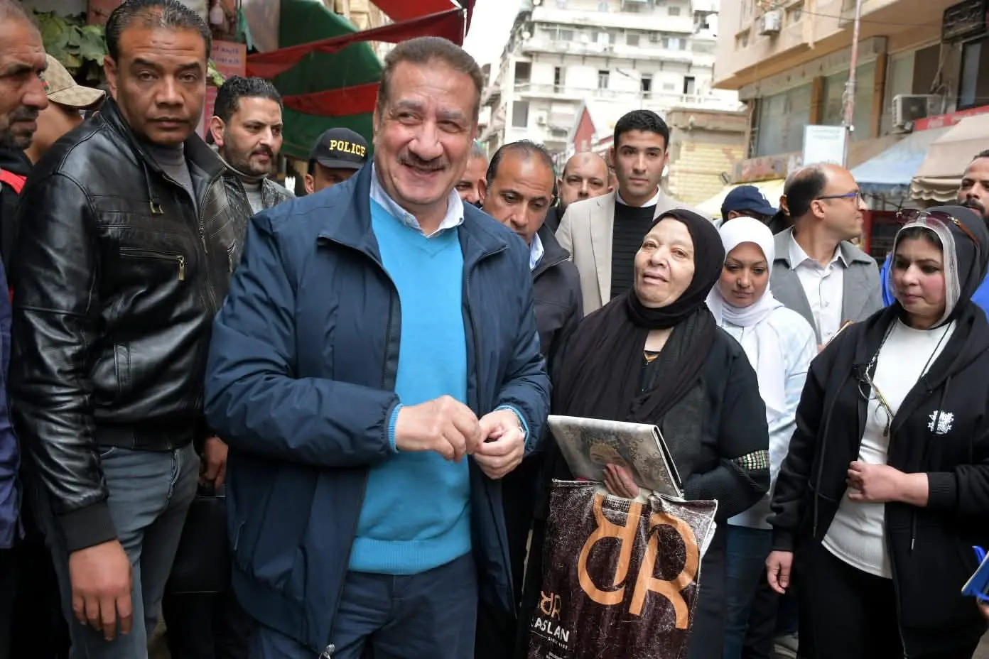 محافظ بورسعيد يفاجئ منطقة "البازار القديم" .. و يشدد على استمرار إزالة الإشغالات وتكثيف النظافة - 1000281944