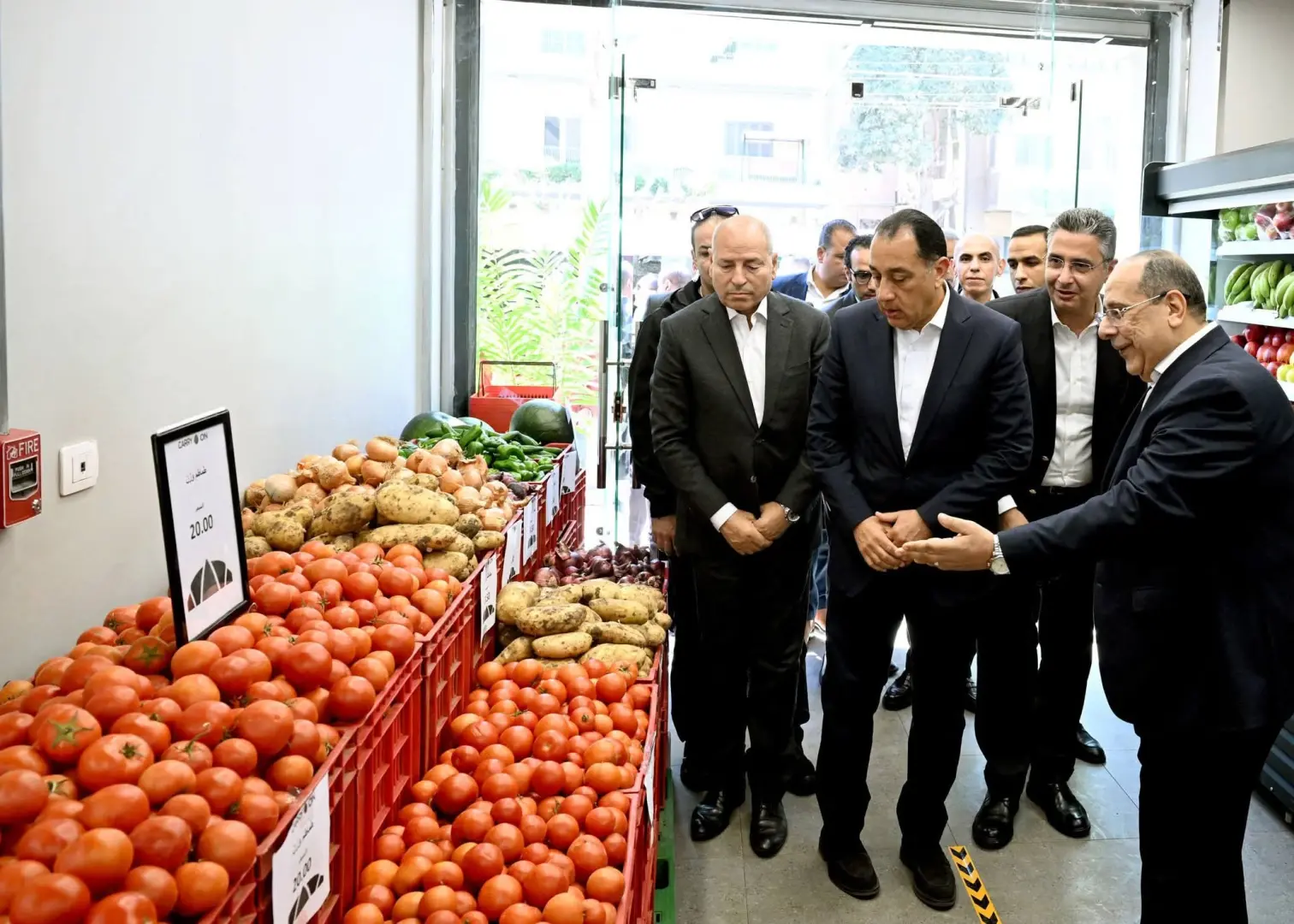رئيس الوزراء يتفقد فرع منفذ "كاري أون" بمصر الجديدة - 1000282754