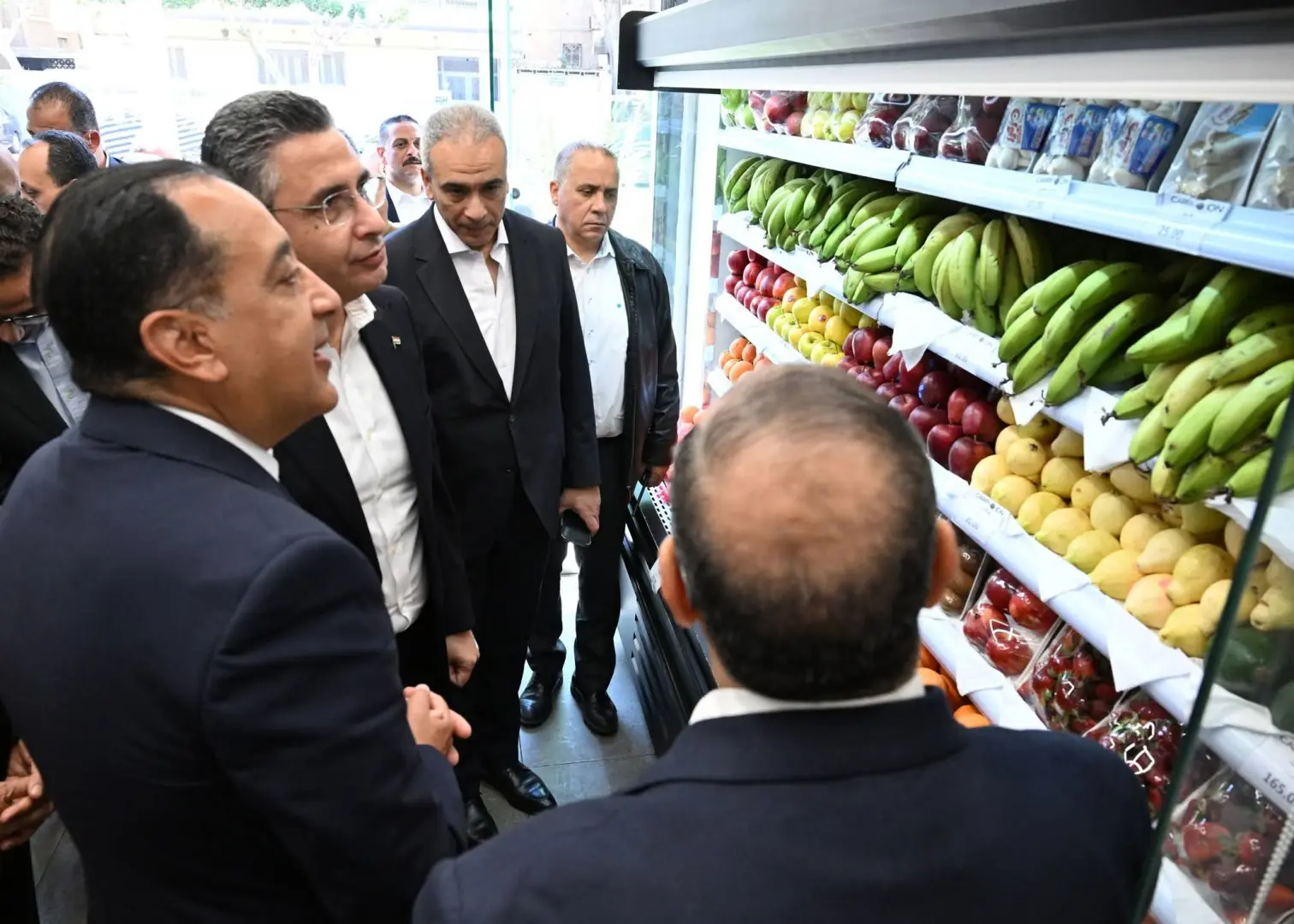 رئيس الوزراء يتفقد فرع منفذ "كاري أون" بمصر الجديدة