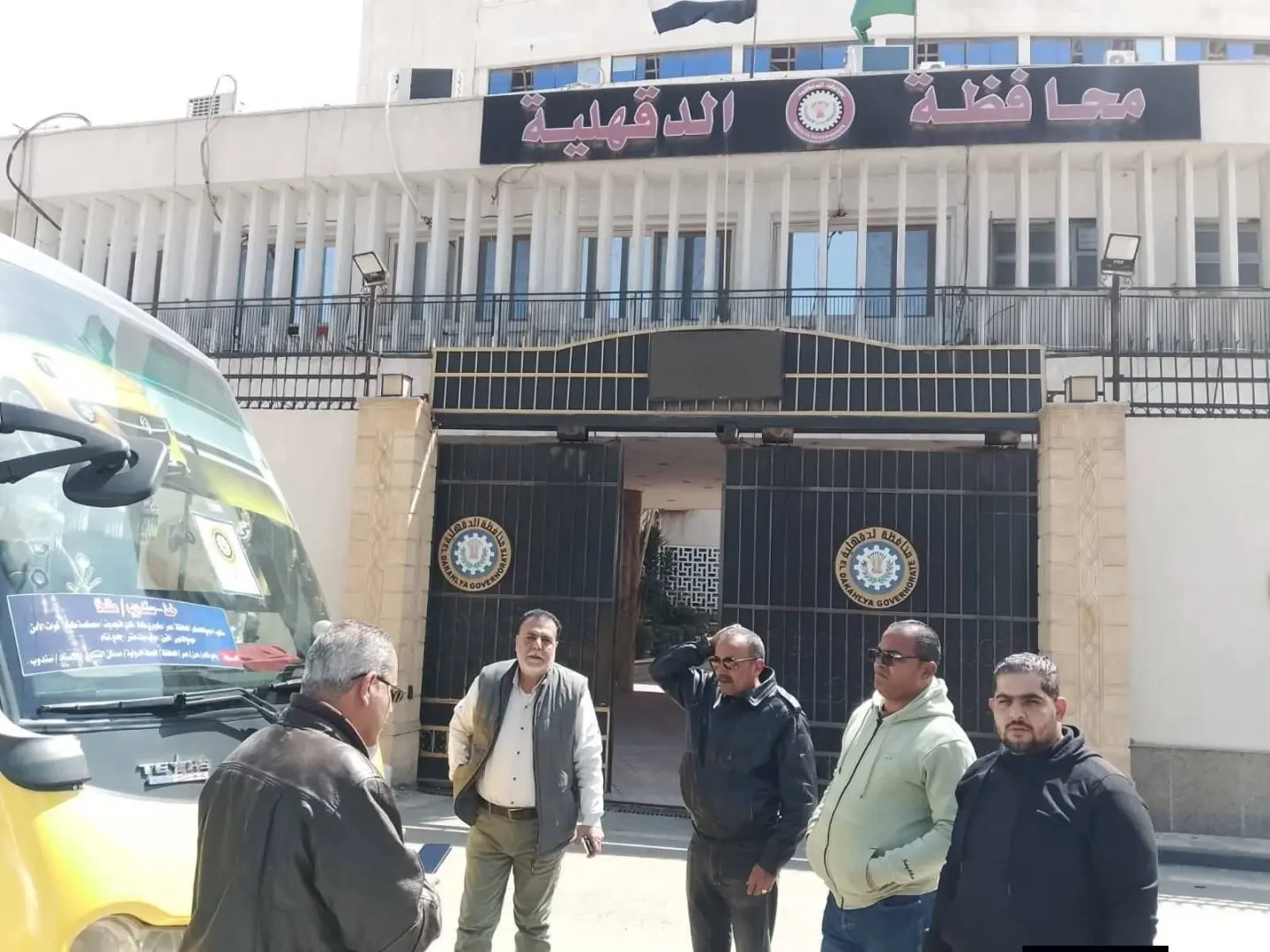 محافظ الدقهلية: لصق استيكرات خطوط السير وبدء التشغيل التجريبي لخطي السرفيس الجديدين بطلخا غدا الأحد - 1000282820