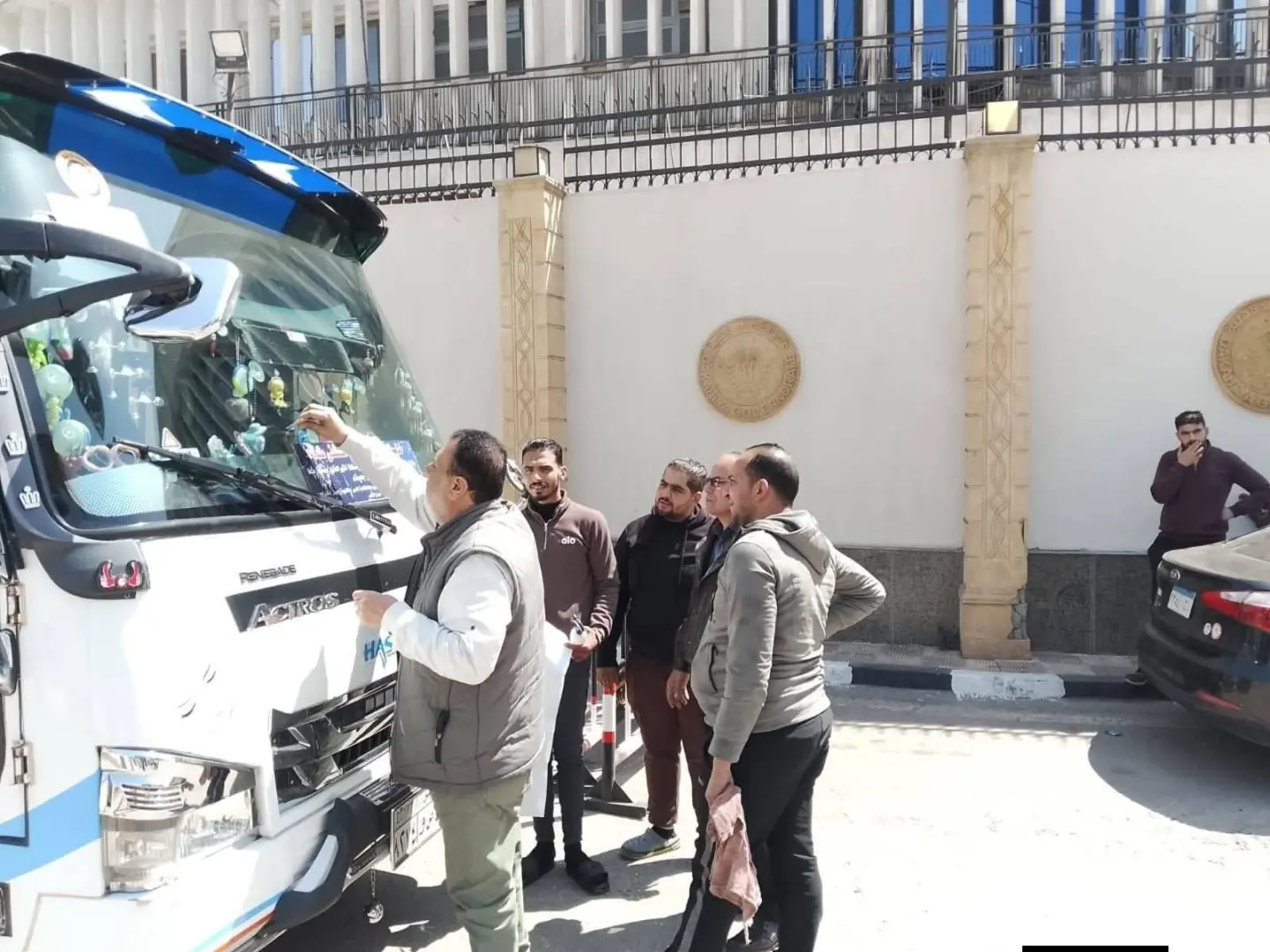 محافظ الدقهلية: لصق استيكرات خطوط السير وبدء التشغيل التجريبي لخطي السرفيس الجديدين بطلخا غدا الأحد - 1000282821