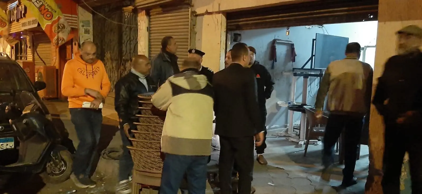 تشميع عدد من المقاهى المخالفة بدمنهور فى جولة ليلية لرئيس المدينة - 1000285606