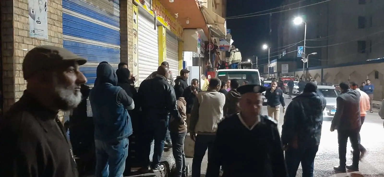 تشميع عدد من المقاهى المخالفة بدمنهور فى جولة ليلية لرئيس المدينة - 1000285611