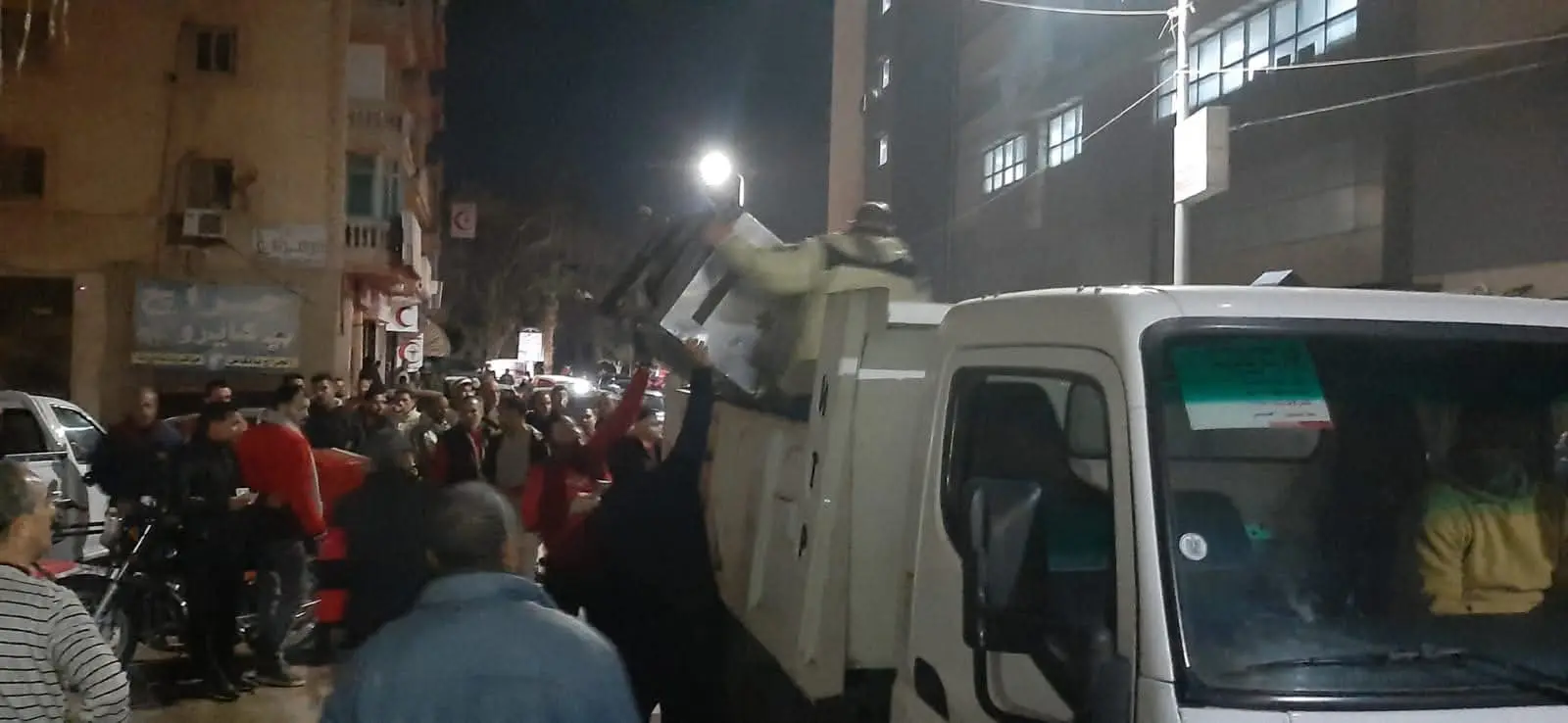 تشميع عدد من المقاهى المخالفة بدمنهور فى جولة ليلية لرئيس المدينة - 1000285612