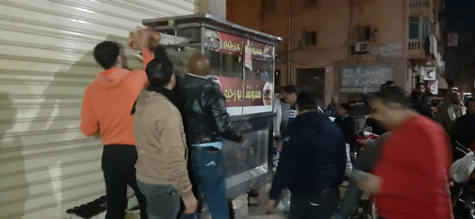 تشميع عدد من المقاهى المخالفة بدمنهور فى جولة ليلية لرئيس المدينة - 1000285613