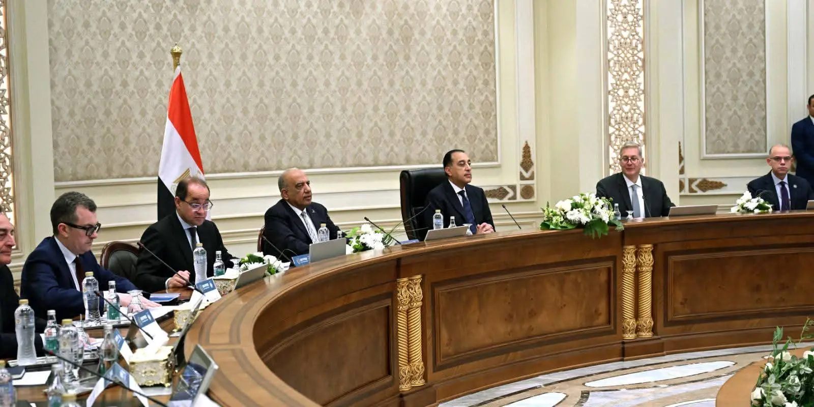 رئيس الوزراء يعقد مائدة مستديرة مع مسئولي كبريات شركات الطاقة العالمية والمؤسسات المالية الدولية