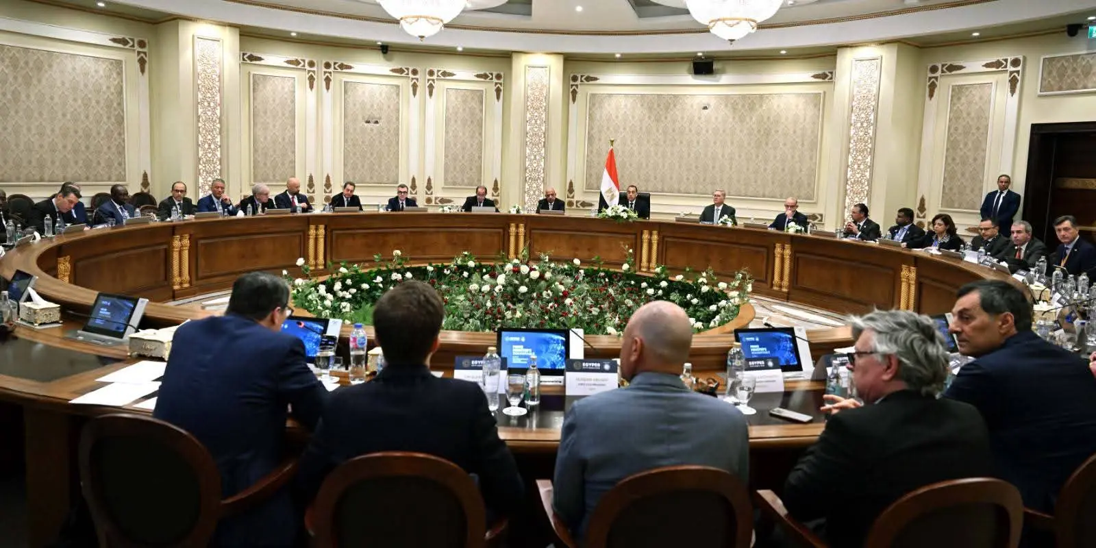رئيس الوزراء يعقد مائدة مستديرة مع مسئولي كبريات شركات الطاقة العالمية والمؤسسات المالية الدولية - 1000285838