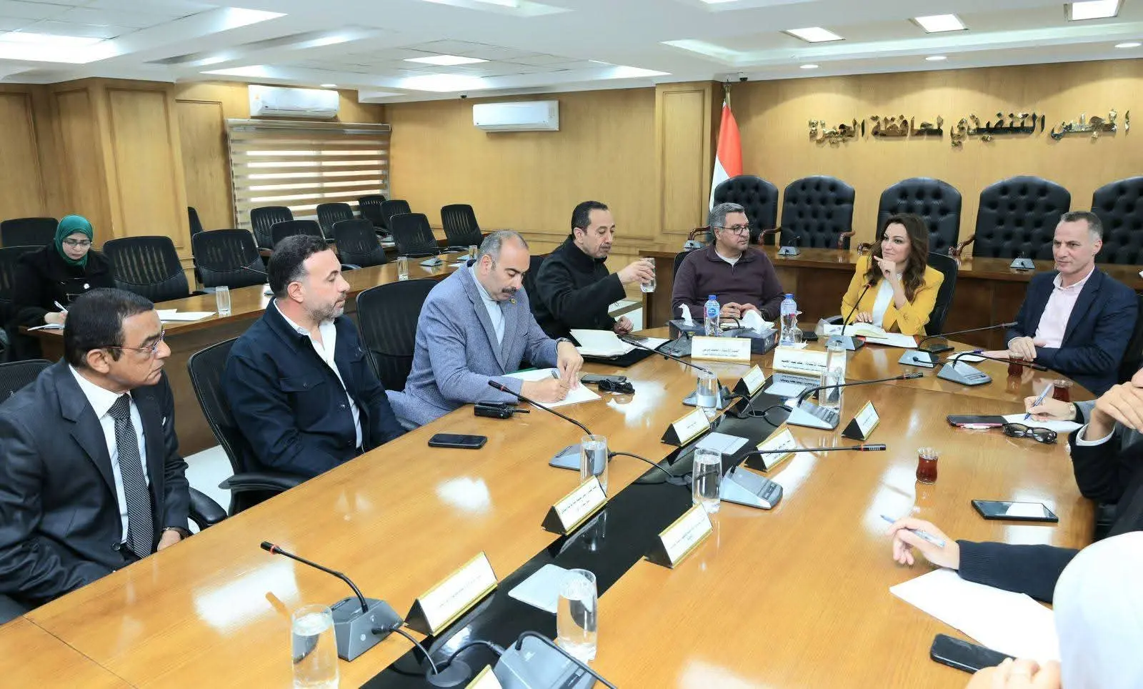 نائب المحافظ تترأس لجنة بحث تطوير الخدمات بمنطقة حدائق الأهرام ووضع حلول متكاملة للارتقاء بها - 1000285949
