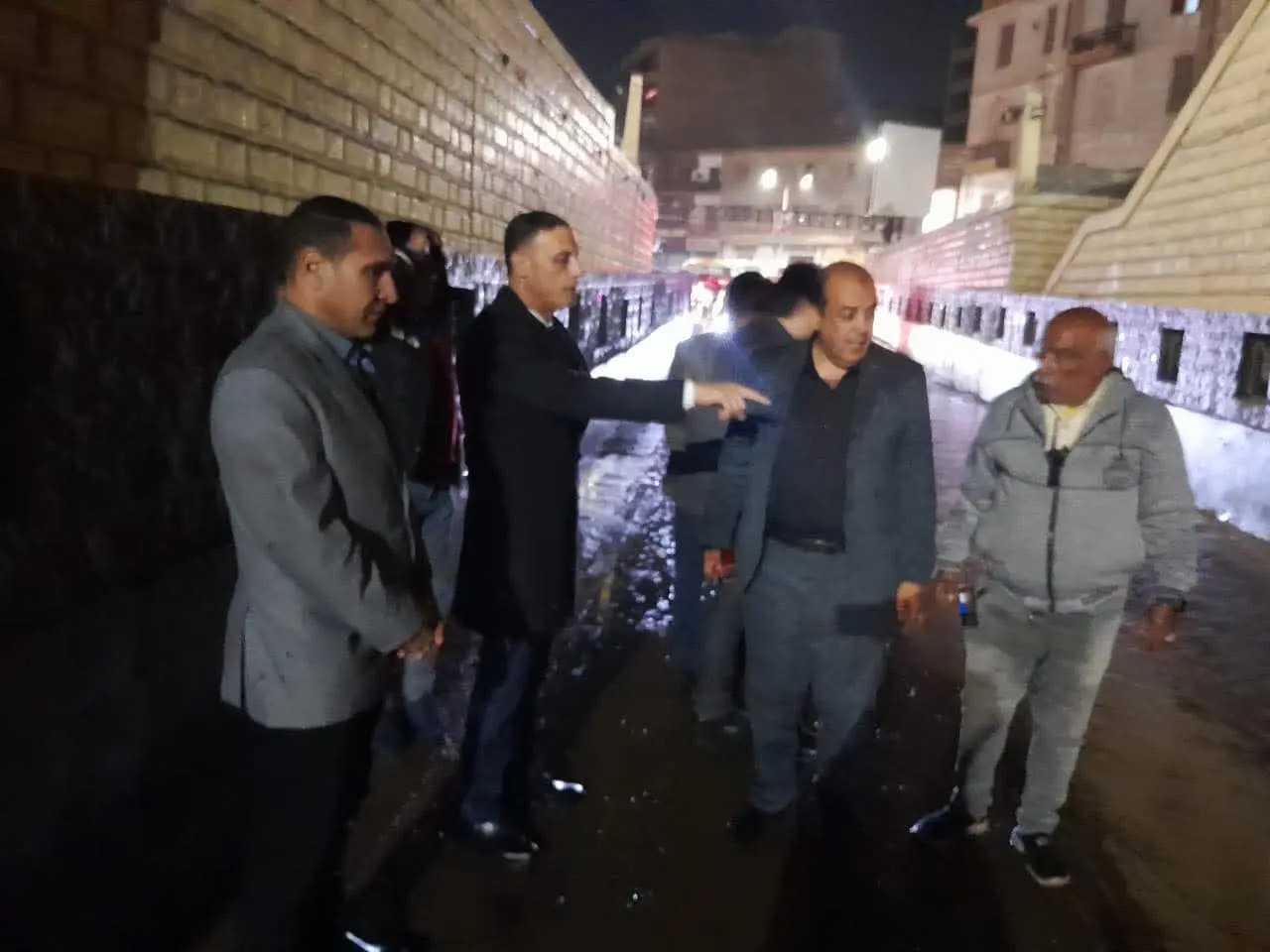 وسط هطول الأمطار بطنطا .. محافظ الغربية يتابع جهود رفع تجمعات المياه - 1000287591