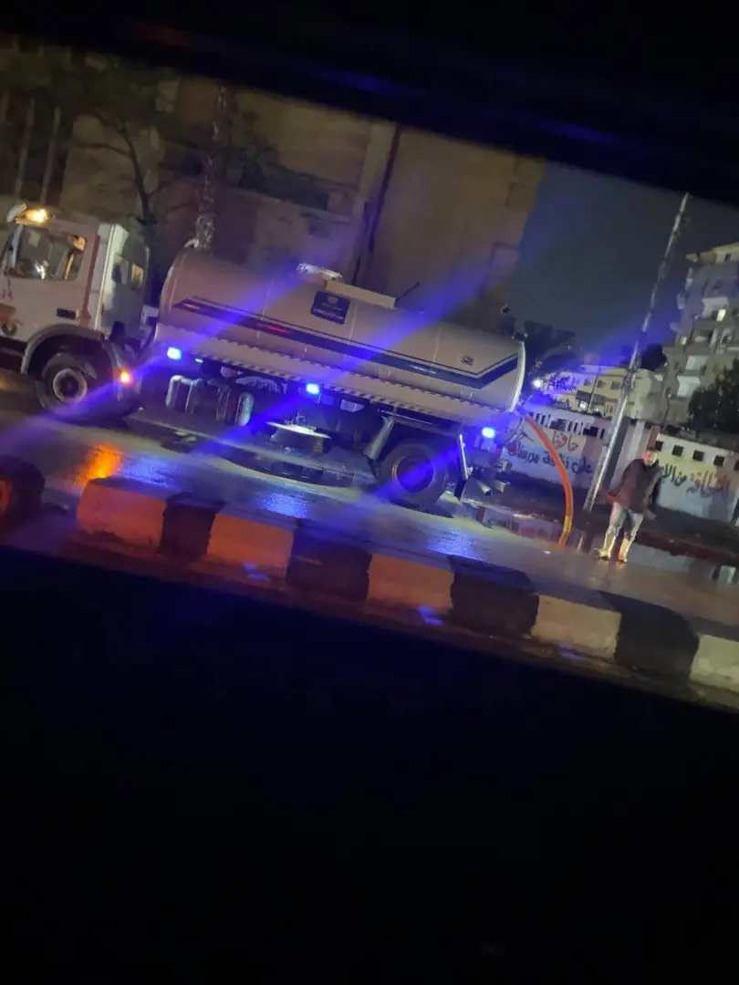 محافظ الدقهلية فى شوارع المنصورة.. يتابع أعمال سحب مياه الأمطار - 1000287608