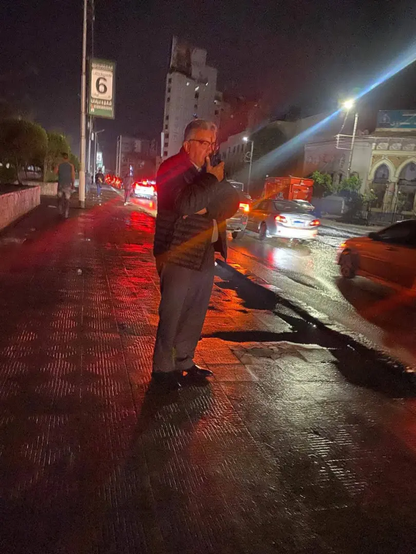 محافظ الدقهلية فى شوارع المنصورة.. يتابع أعمال سحب مياه الأمطار - 1000287609