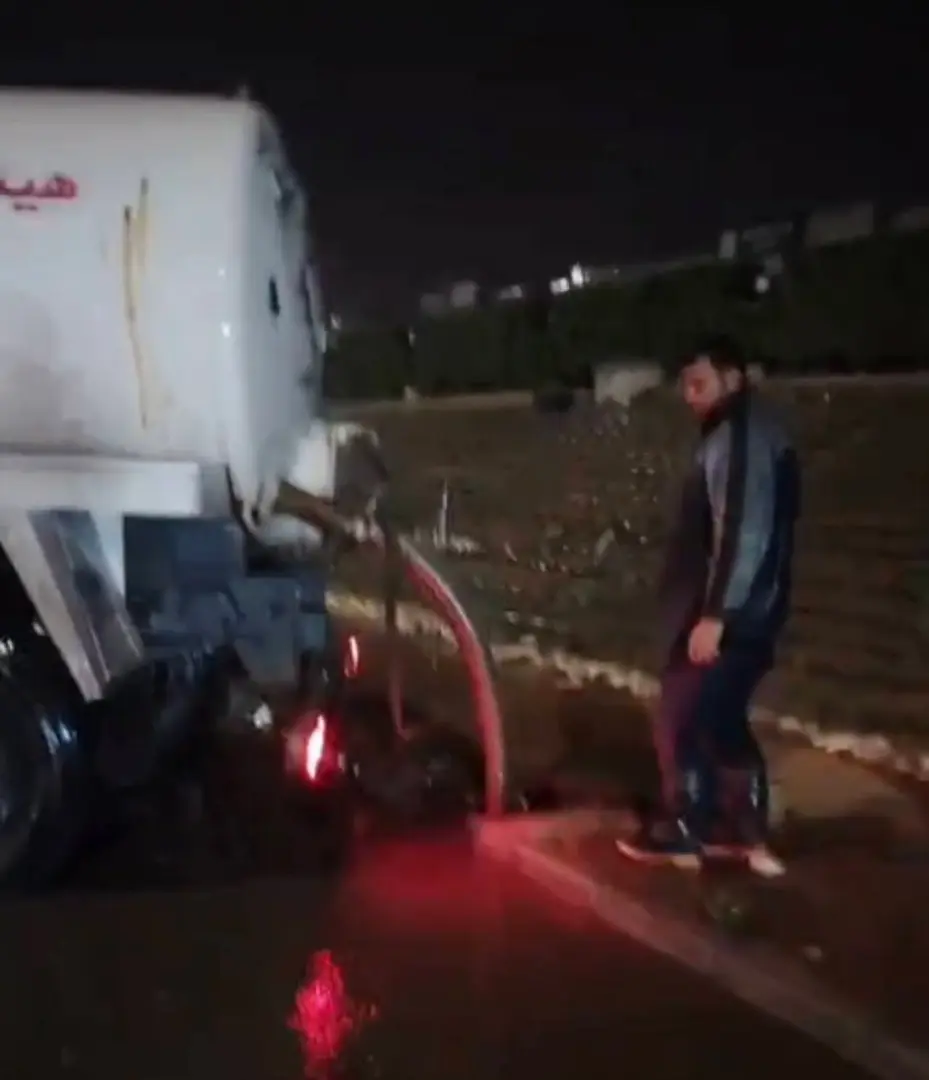 عمال الجيزة فى الشوارع ليلا..لرفع مياه الأمطار.. والمحافظ يتابع - 1000287637