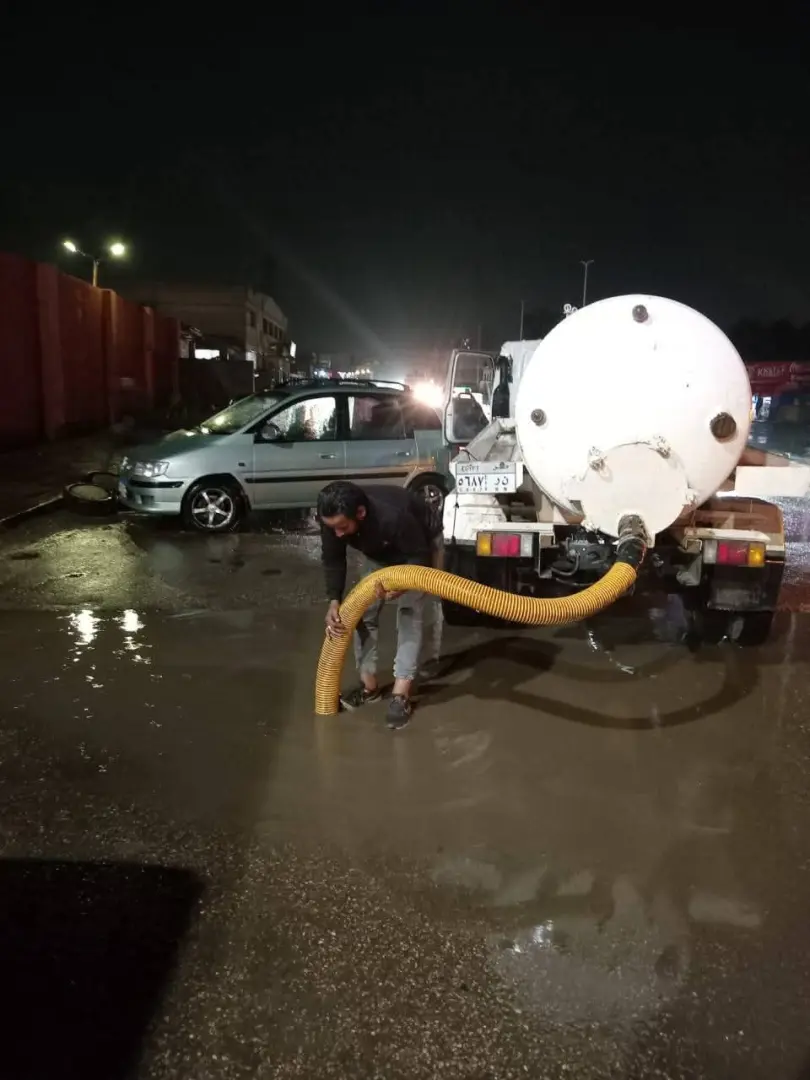 عمال الجيزة فى الشوارع ليلا..لرفع مياه الأمطار.. والمحافظ يتابع - 1000287648