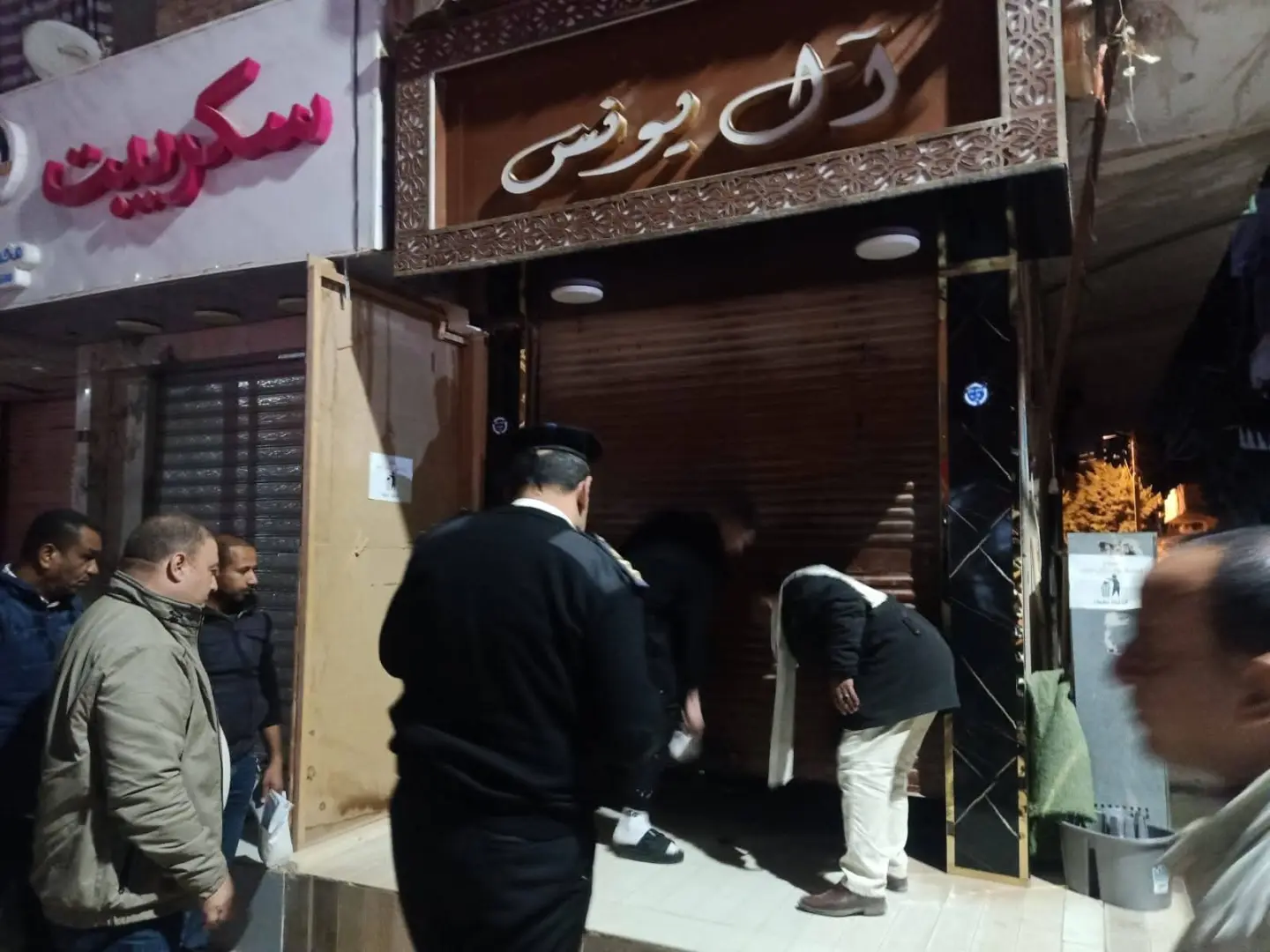 غلق وتشميع  محلين  لعدم الإلتزام بالمواعيد فى بدر
