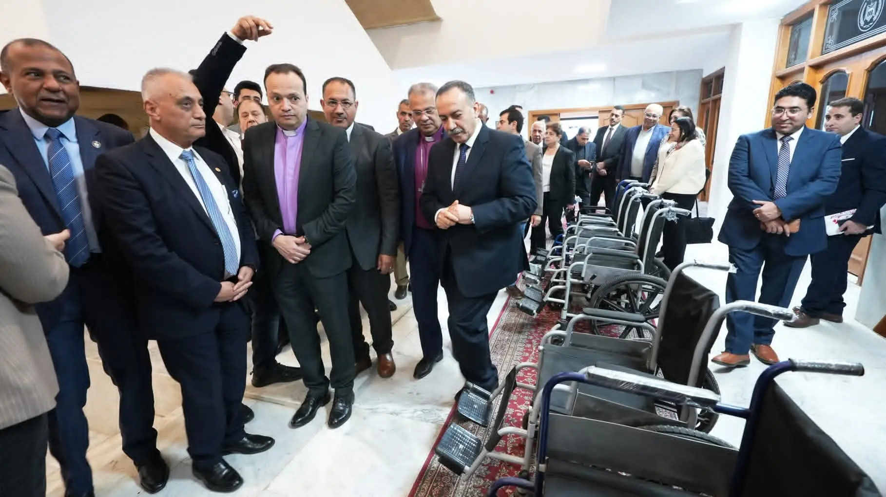 محافظ أسيوط يتسلم 30 كرسيًا متحركًا من الهيئة القبطية الإنجيلية لخدمة مدارس التربية الفكرية