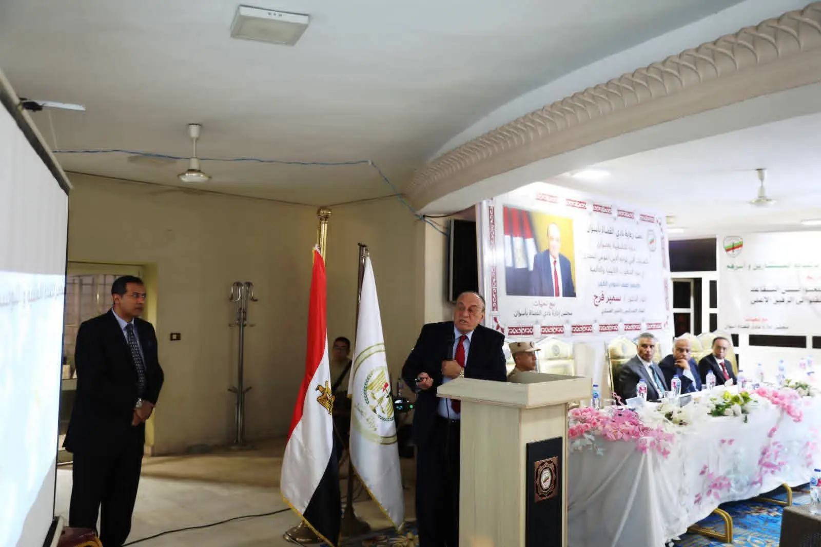 اللواء سمير فرج يناقش تحديات الأمن القومي المصري في ندوة تثقيفية بنادي القضاة بأسوان