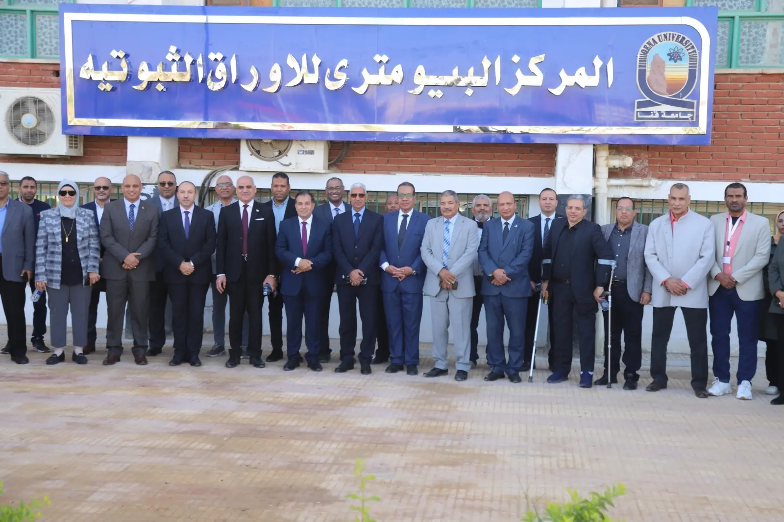 رئيس جامعة قنا يفتتح المركز البيومتري للأوراق الثبوتية دعمًا للتحول الرقمي