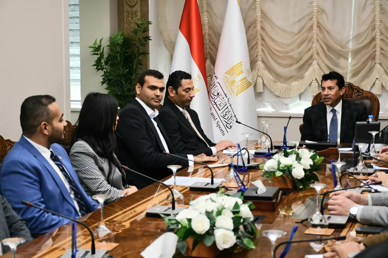 وزير الشباب والرياضة يجتمع بنواب البرلمان خريجي برامج الوزارة للمحاكاة