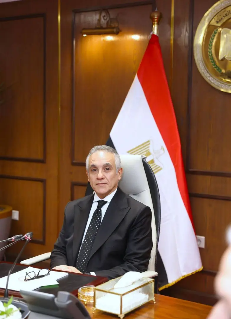 بعد أدائه اليمين الدستورية.. وزير العدل يصل إلى مقر الوزارة ويباشر مهام عمله بالاجتماع مع مساعديه