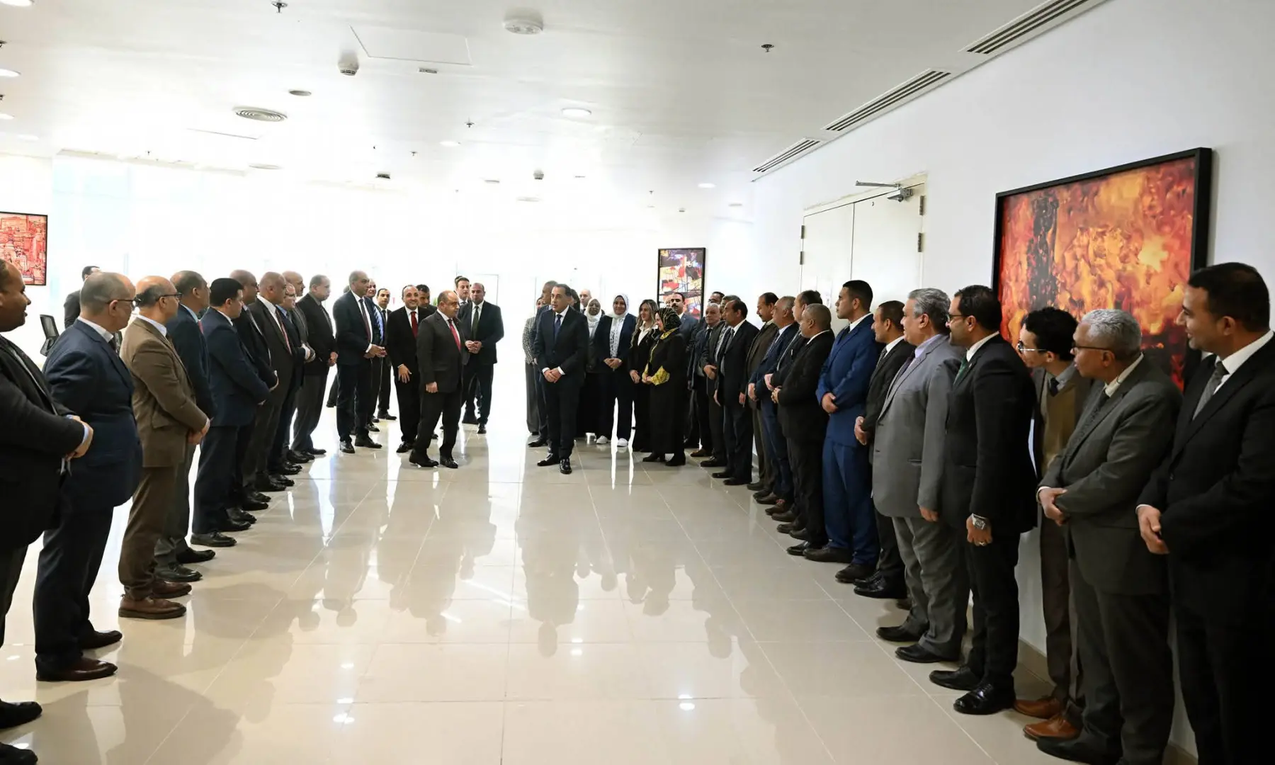 في أول ساعة عمل بعد حلف الوزراء الجدد اليمين الدستورية.. مدبولي يمر على الموظفين بجميع قطاعات مجلس الوزراء ويقدم الشكر على جهودهم المبذولة ويطلب المزيد من الجهد في الفترة القادمة