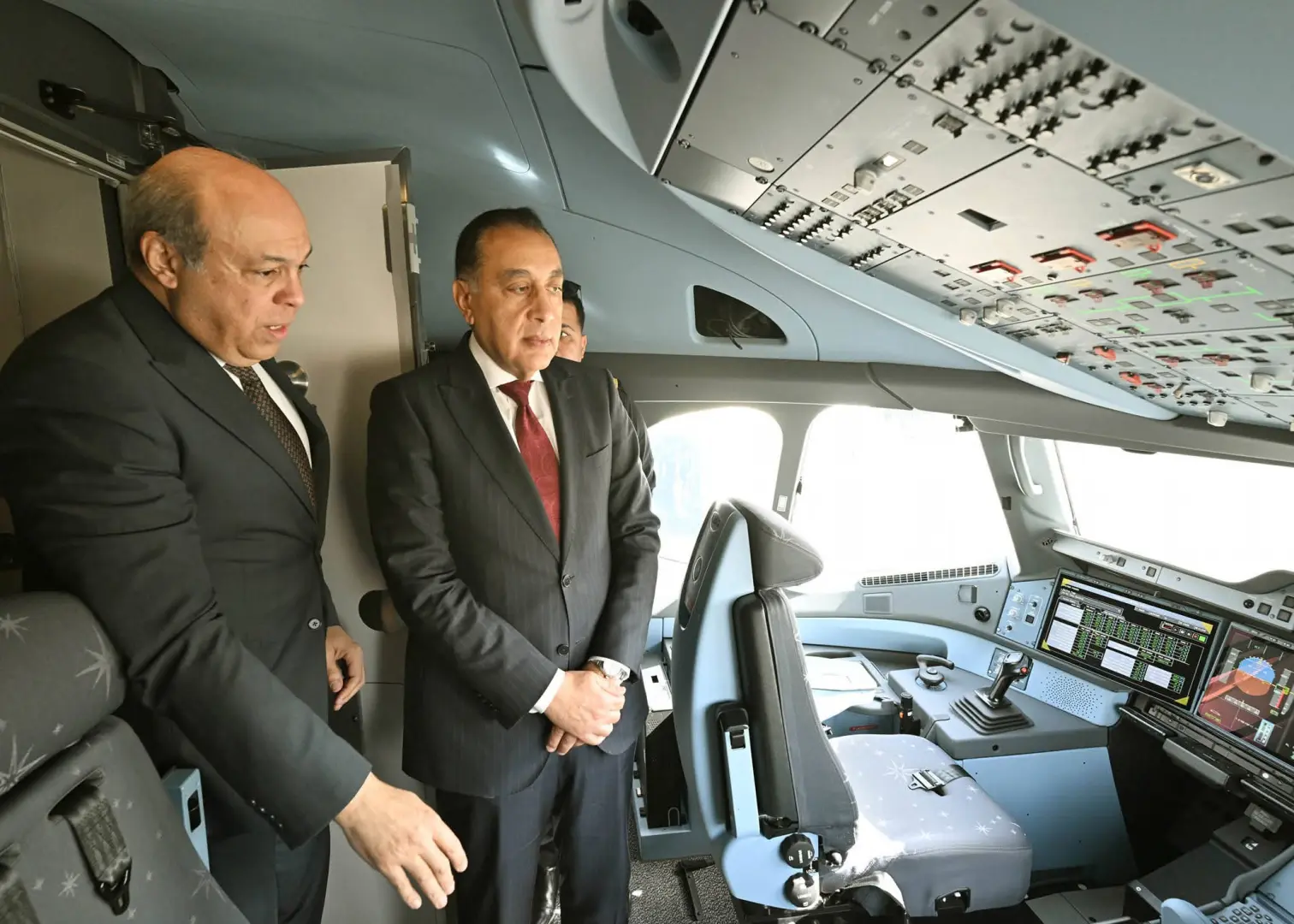 رئيس الوزراء يتفقد أول طائرة من طراز Airbus A350-900  بأسطول الناقل الوطني