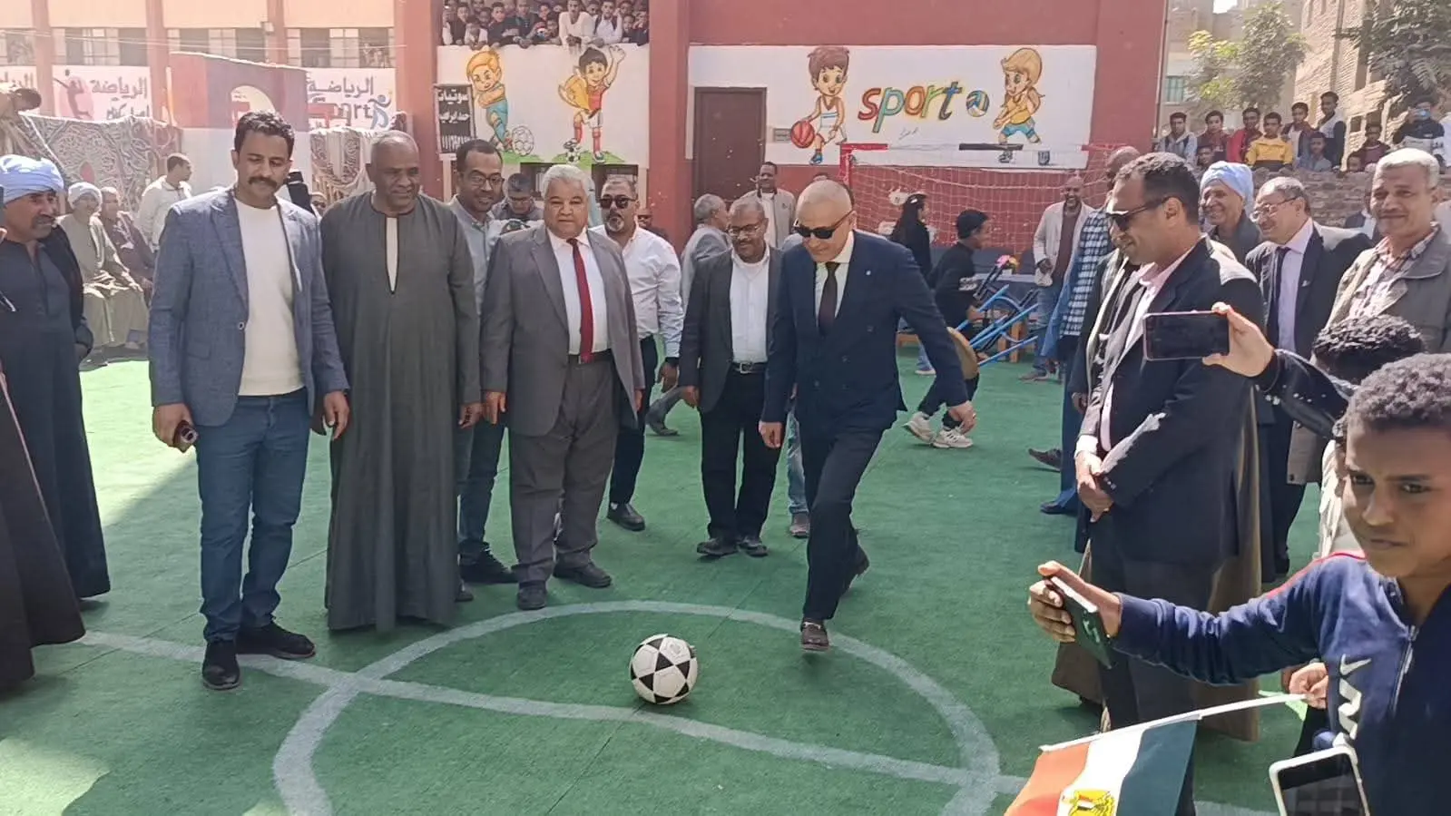 فرحة تجديد الثقة.. محافظ الأقصر يشارك الطلاب مباراة كرة قدم في افتتاح مجمع ملاعب مدرسة العضايمة