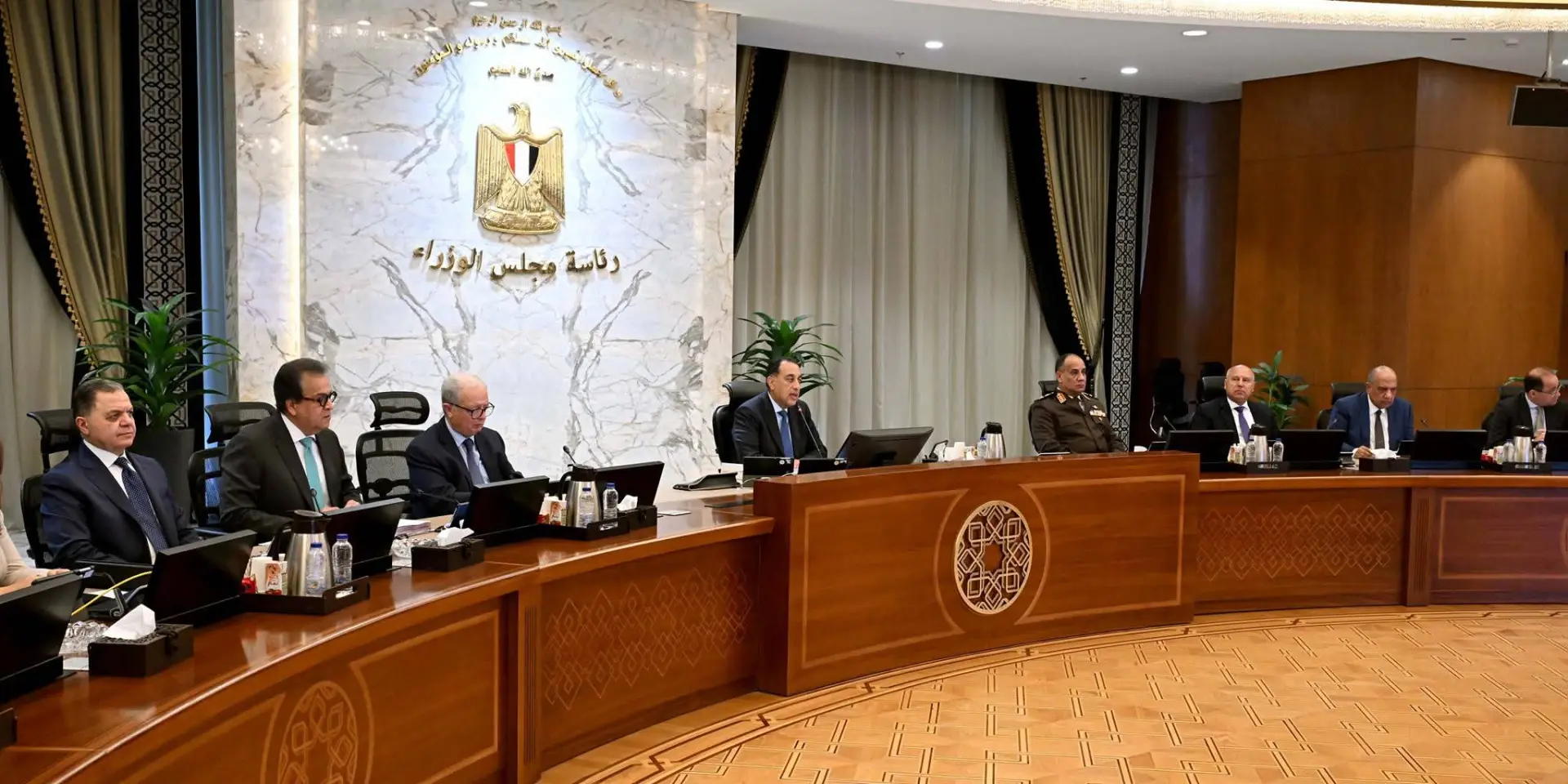 رئيس الوزراء: الحكومة تعمل على تنفيذ توجيهات الرئيس بضرورة جذب الاستثمارات وتلبية الاحتياجات الاستهلاكية للمواطنين