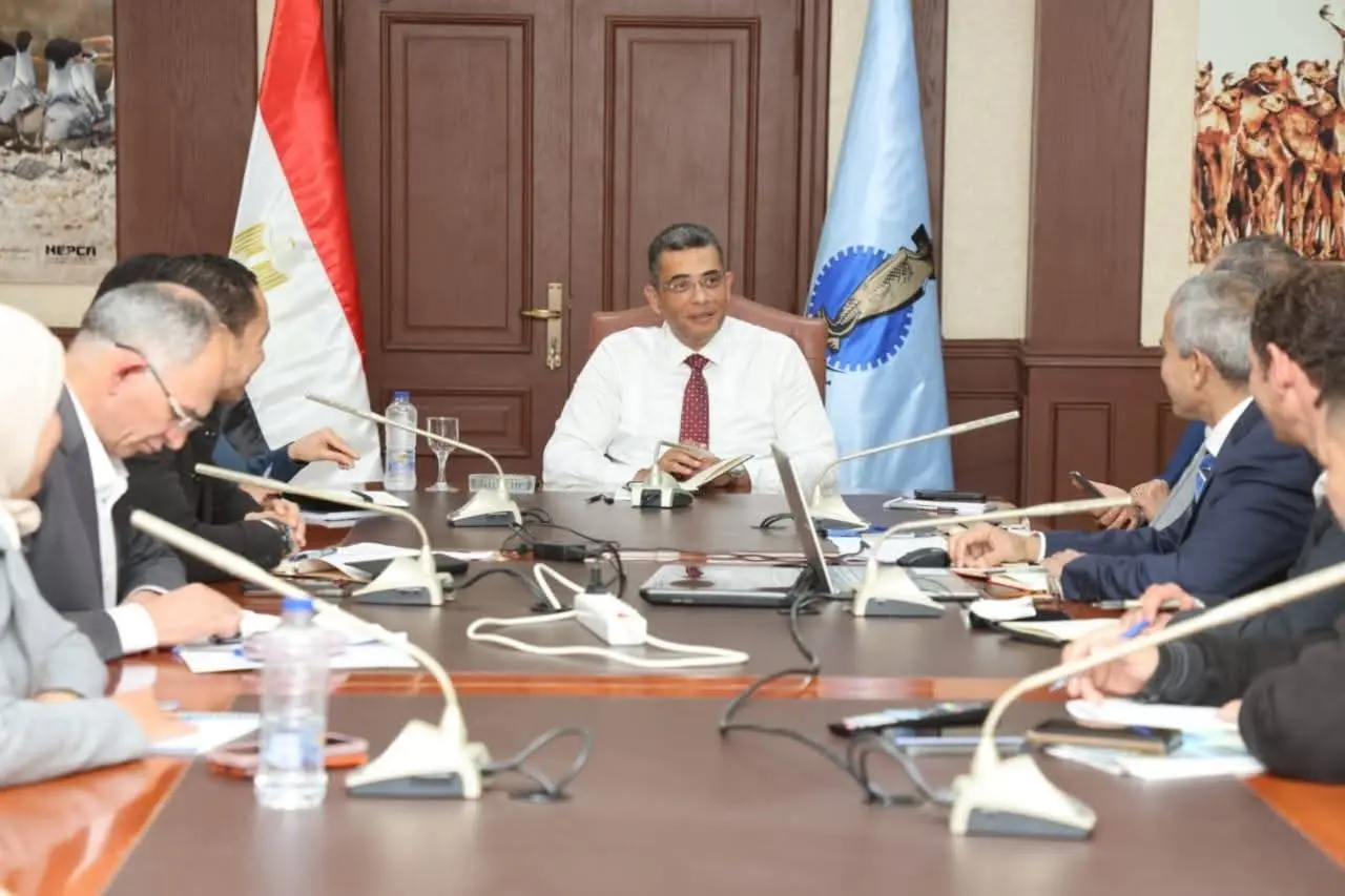 محافظ البحر الأحمر يستعرض موقف مشروعات مياه الشرب والصرف الصحي وخطط مواجهة العجز المائي وتعزيز المسطحات الخضراء