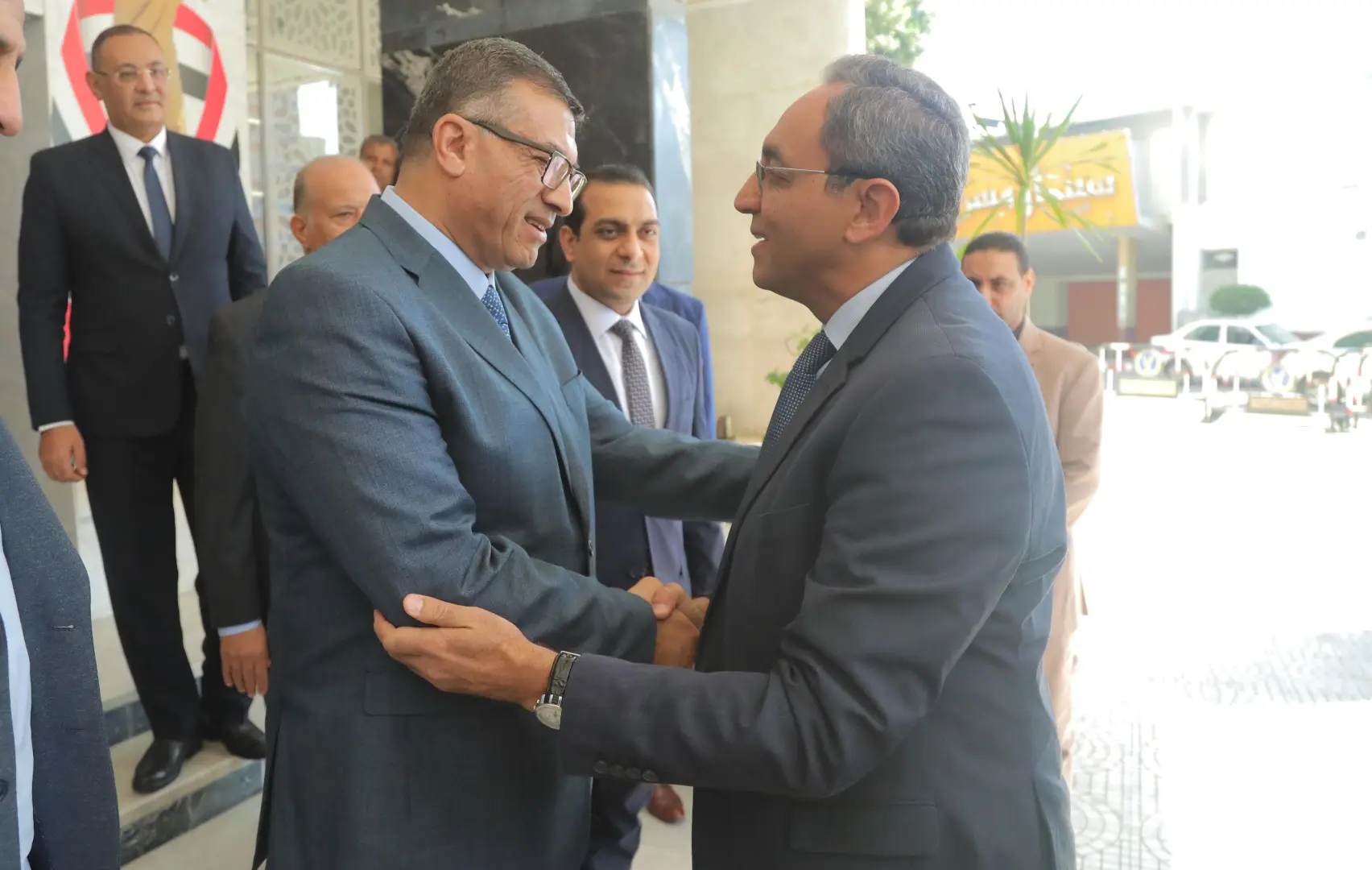 في مشهد من الود والتقدير.. محافظ قنا الجديد يبدأ مهام عمله بمراسم تسليم وتسلم مع المحافظ السابق