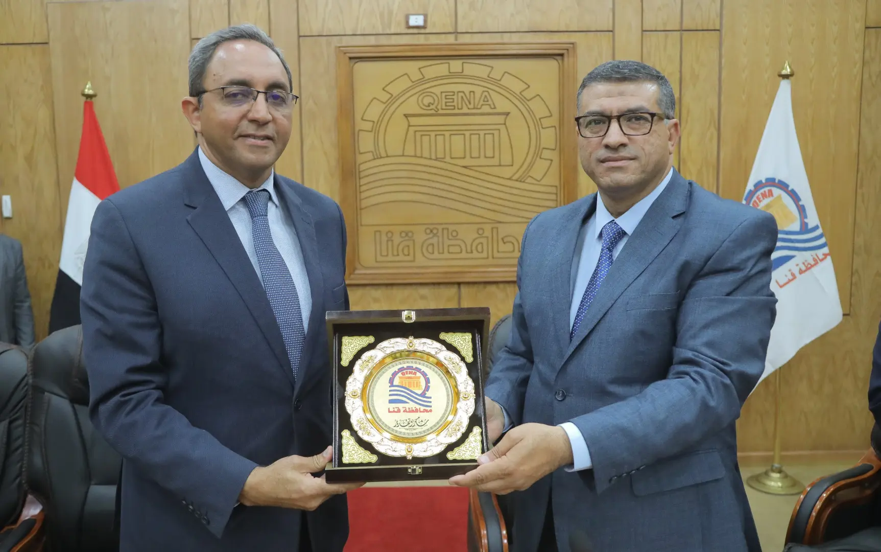 محافظ قنا الجديد يهدي درع المحافظة للدكتور خالد عبدالحليم تقديرًا لجهوده