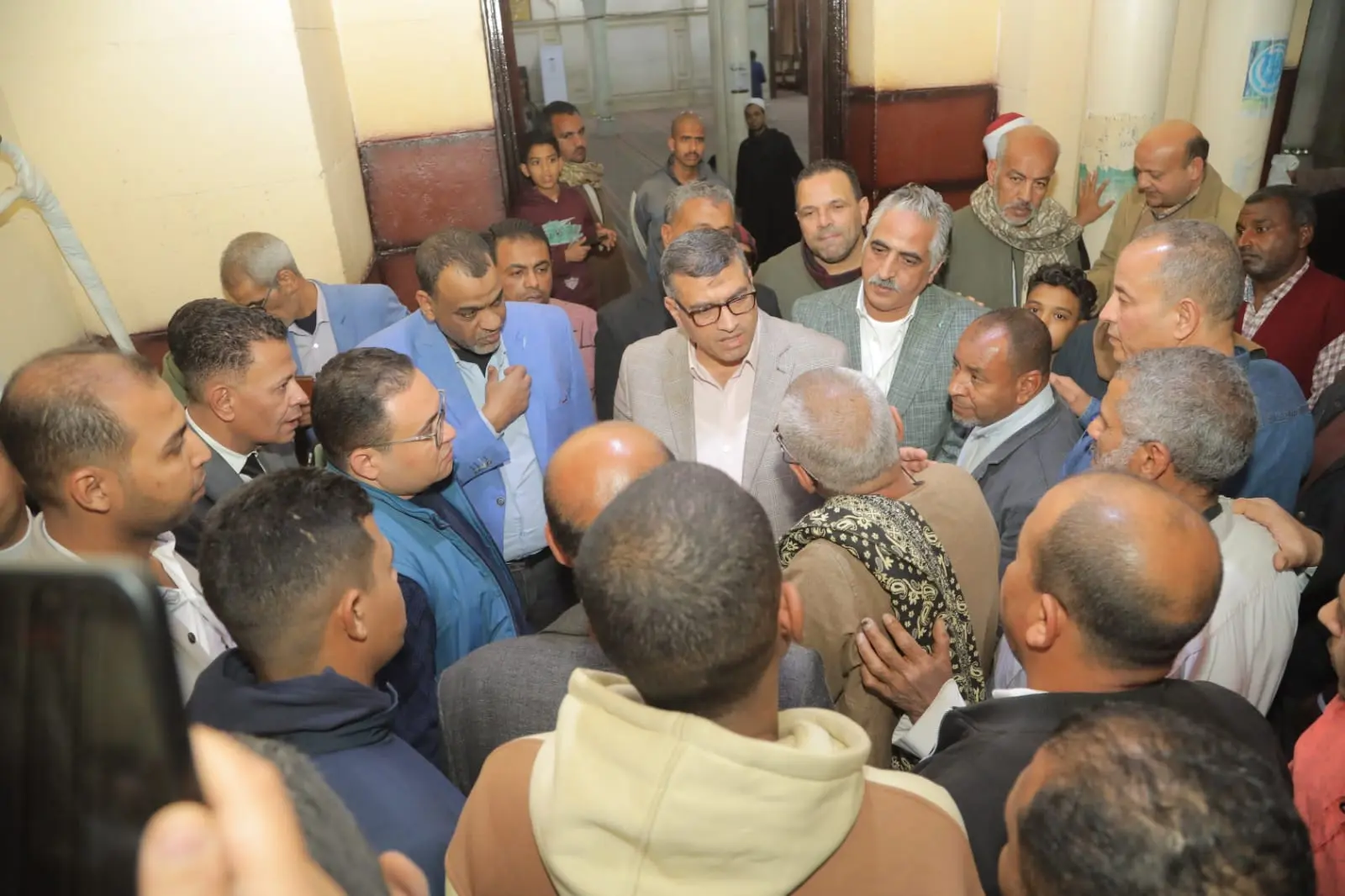 محافظ قنا يؤدي صلاة التراويح بمسجد سيدي عبدالرحيم القنائي ويكرم عمال النظافة تقديرًا لجهودهم